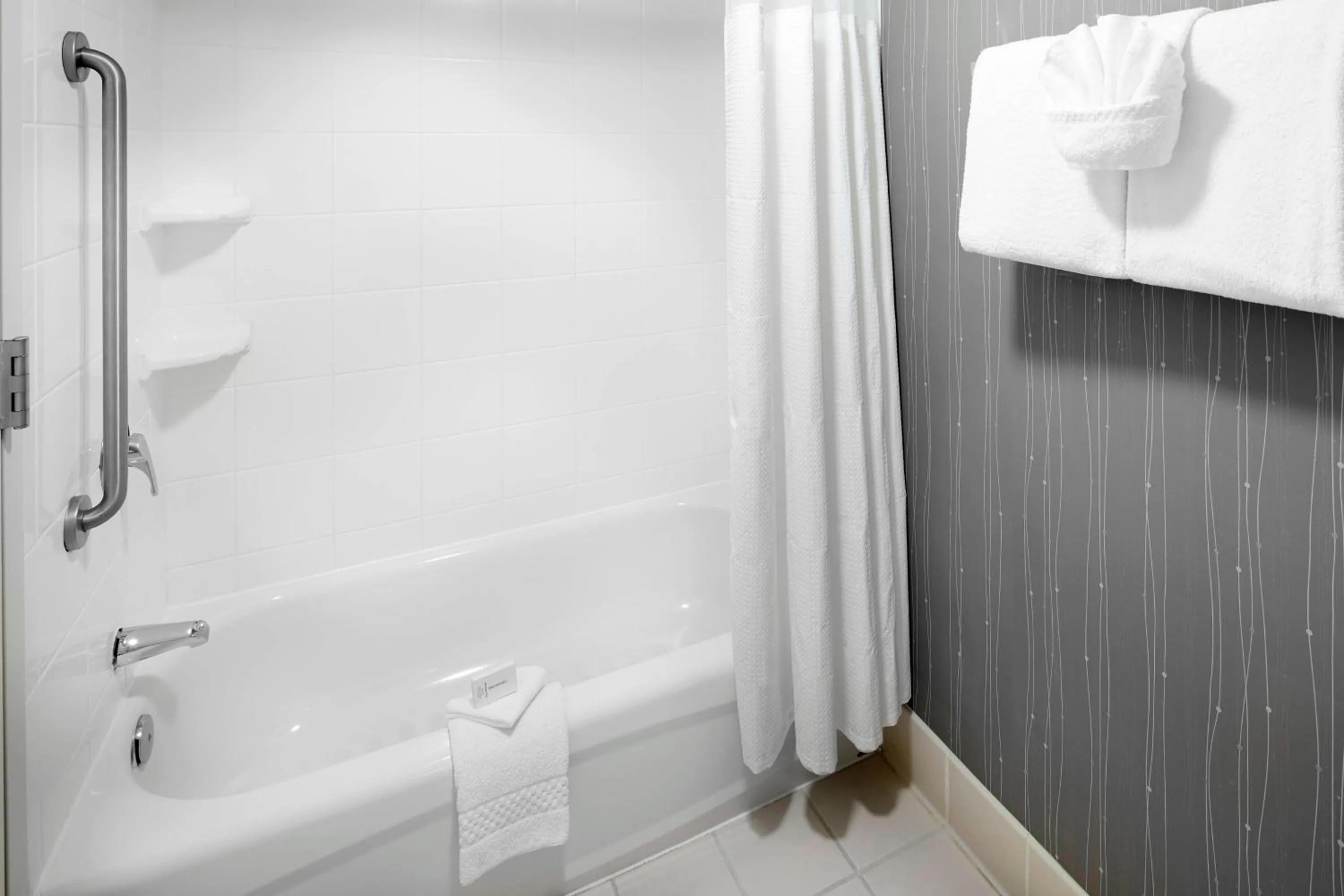 Bathroom in Courtyard Edison Woodbridge