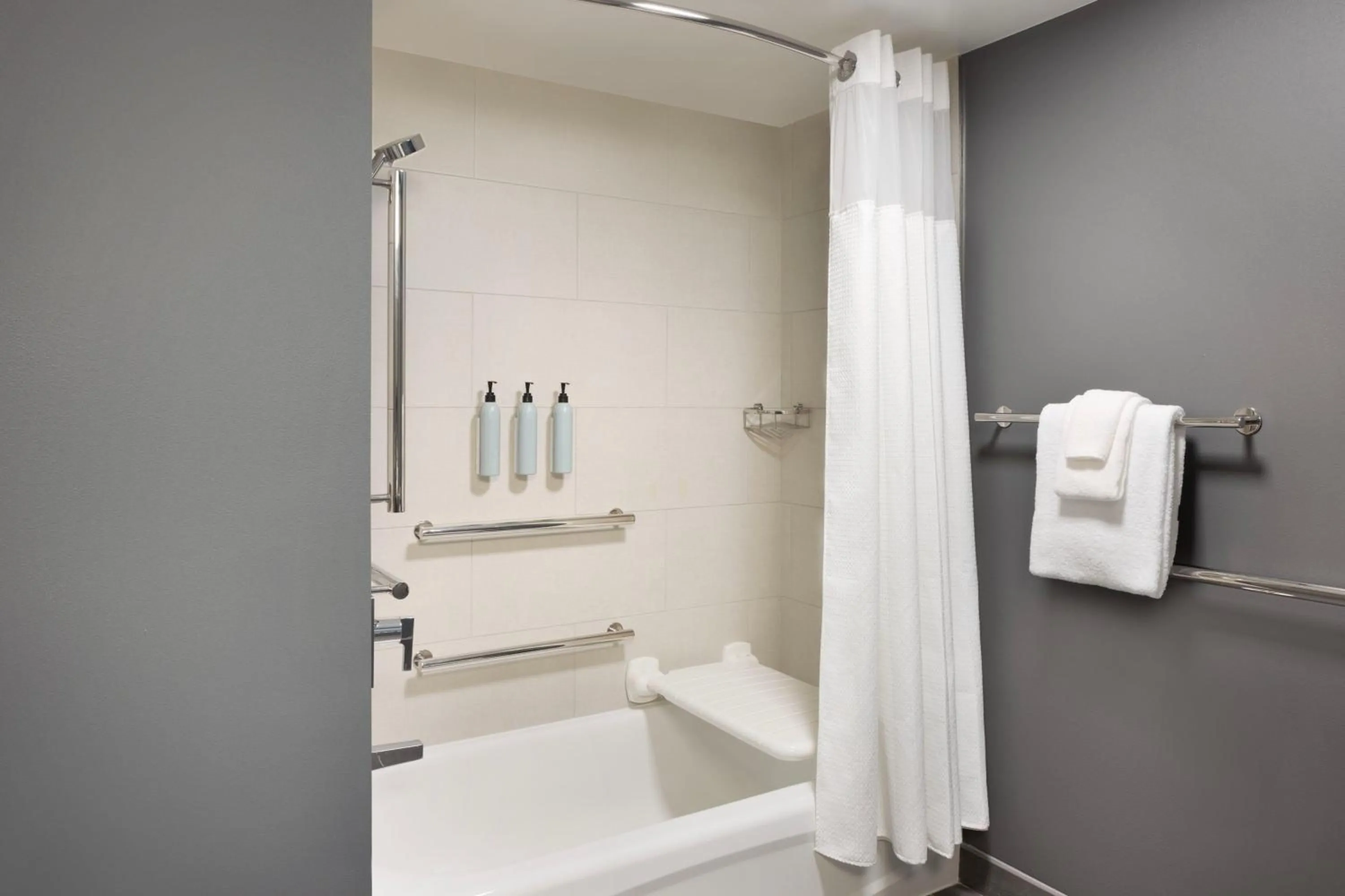 Bathroom in Courtyard Edison Woodbridge