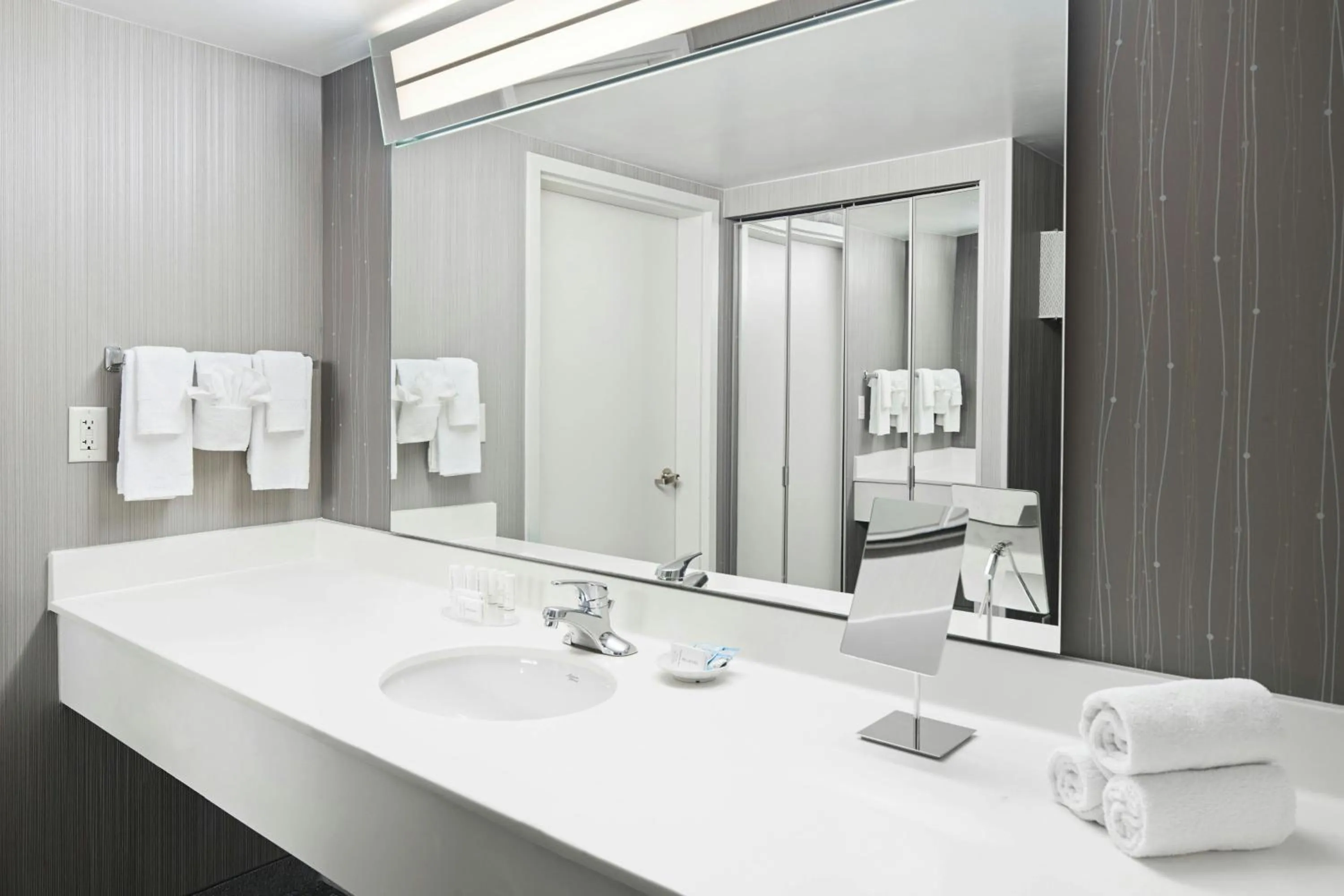 Bathroom in Courtyard Edison Woodbridge