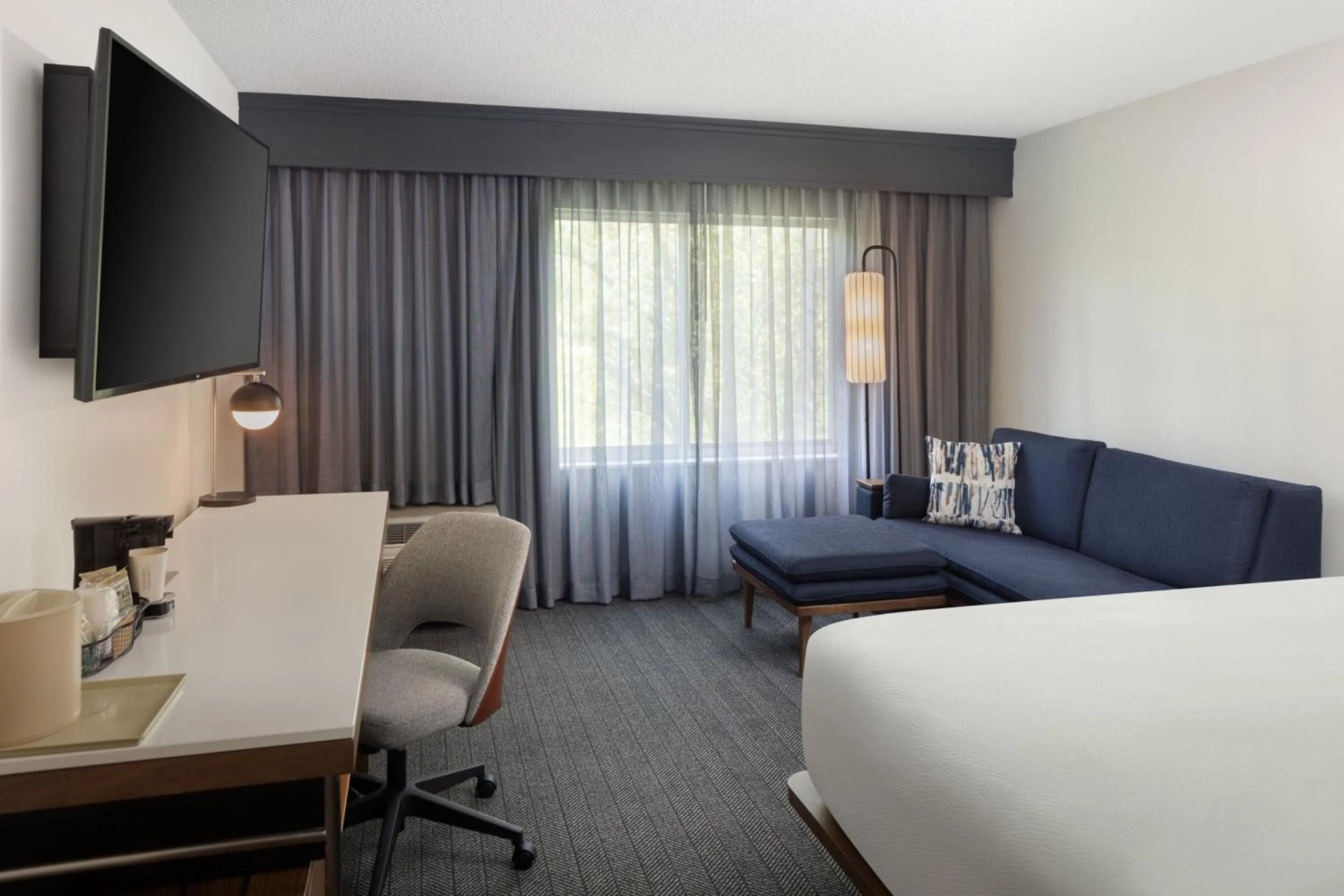 Bedroom, Bed in Courtyard Edison Woodbridge