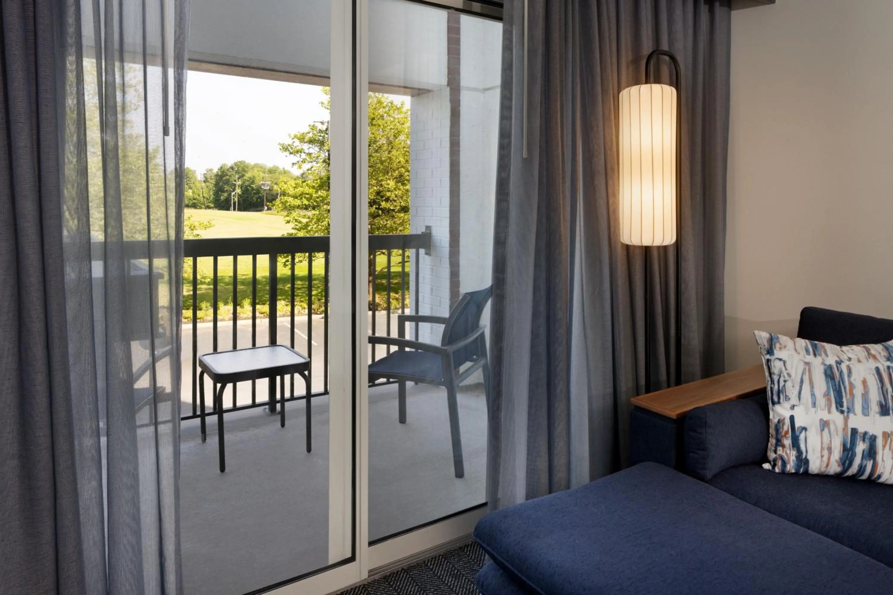 Bedroom, Bed in Courtyard Edison Woodbridge