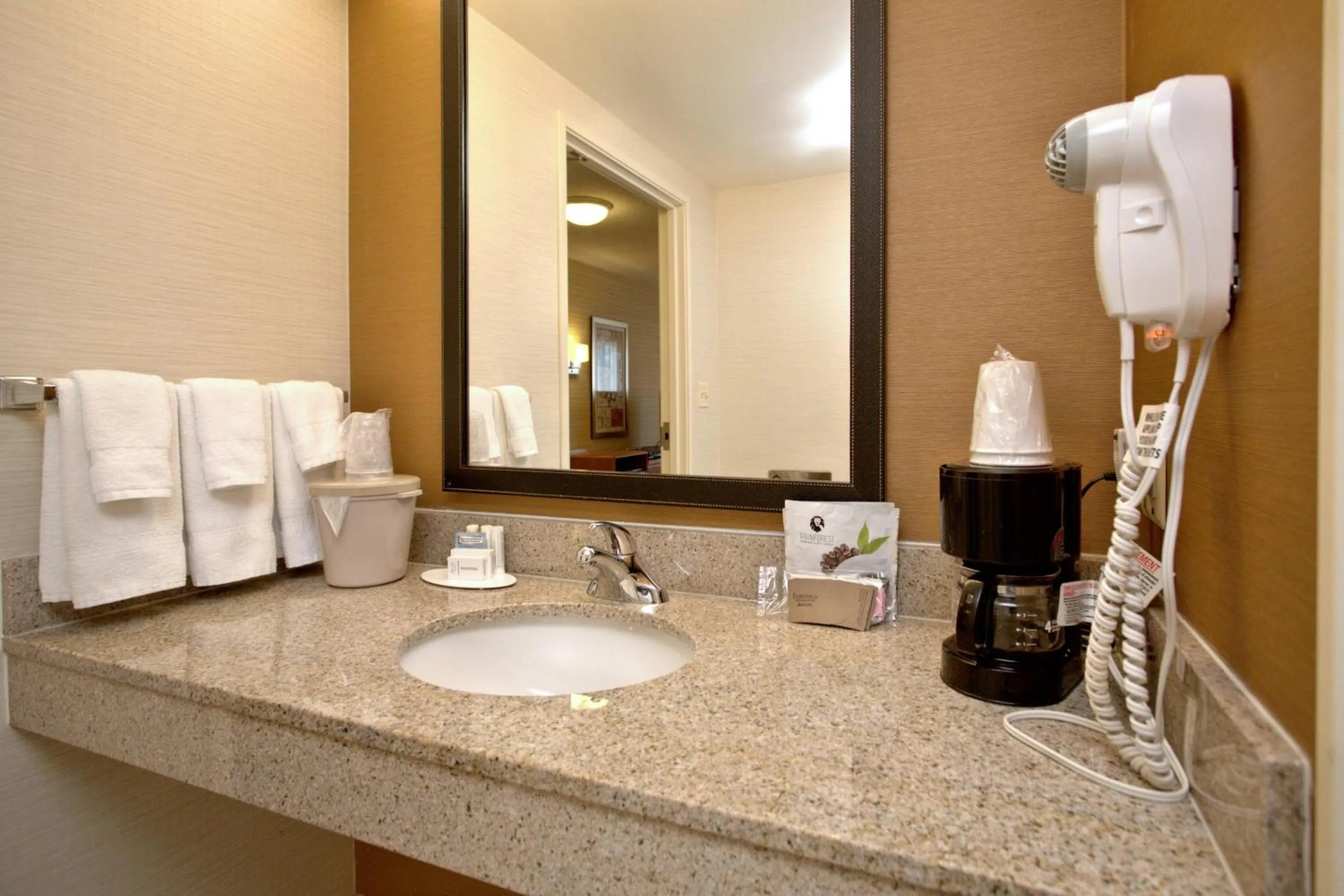 Bathroom in Fairfield Inn & Suites by Marriott Edison - South Plainfield
