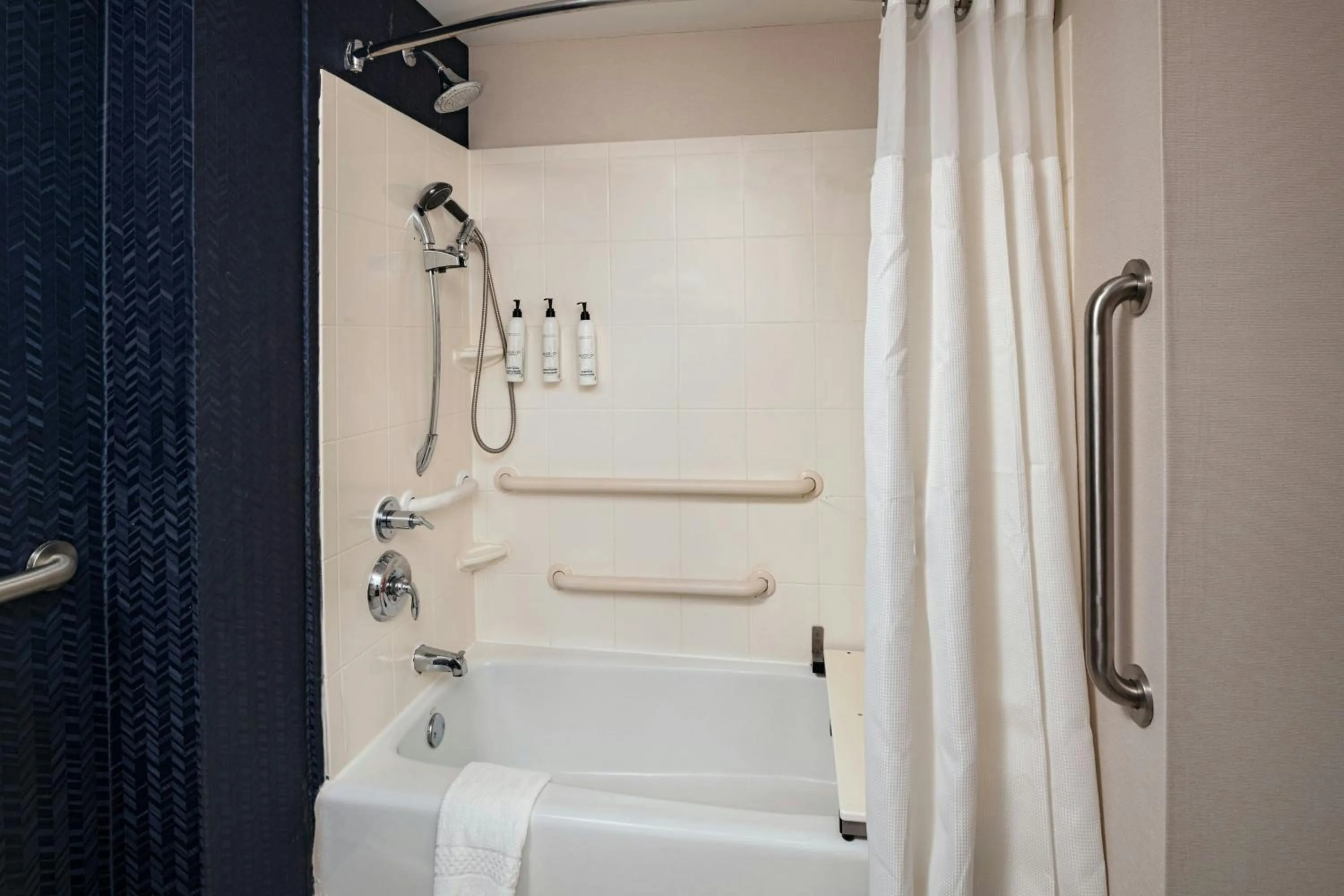 Bathroom in Fairfield Inn & Suites by Marriott Edison - South Plainfield