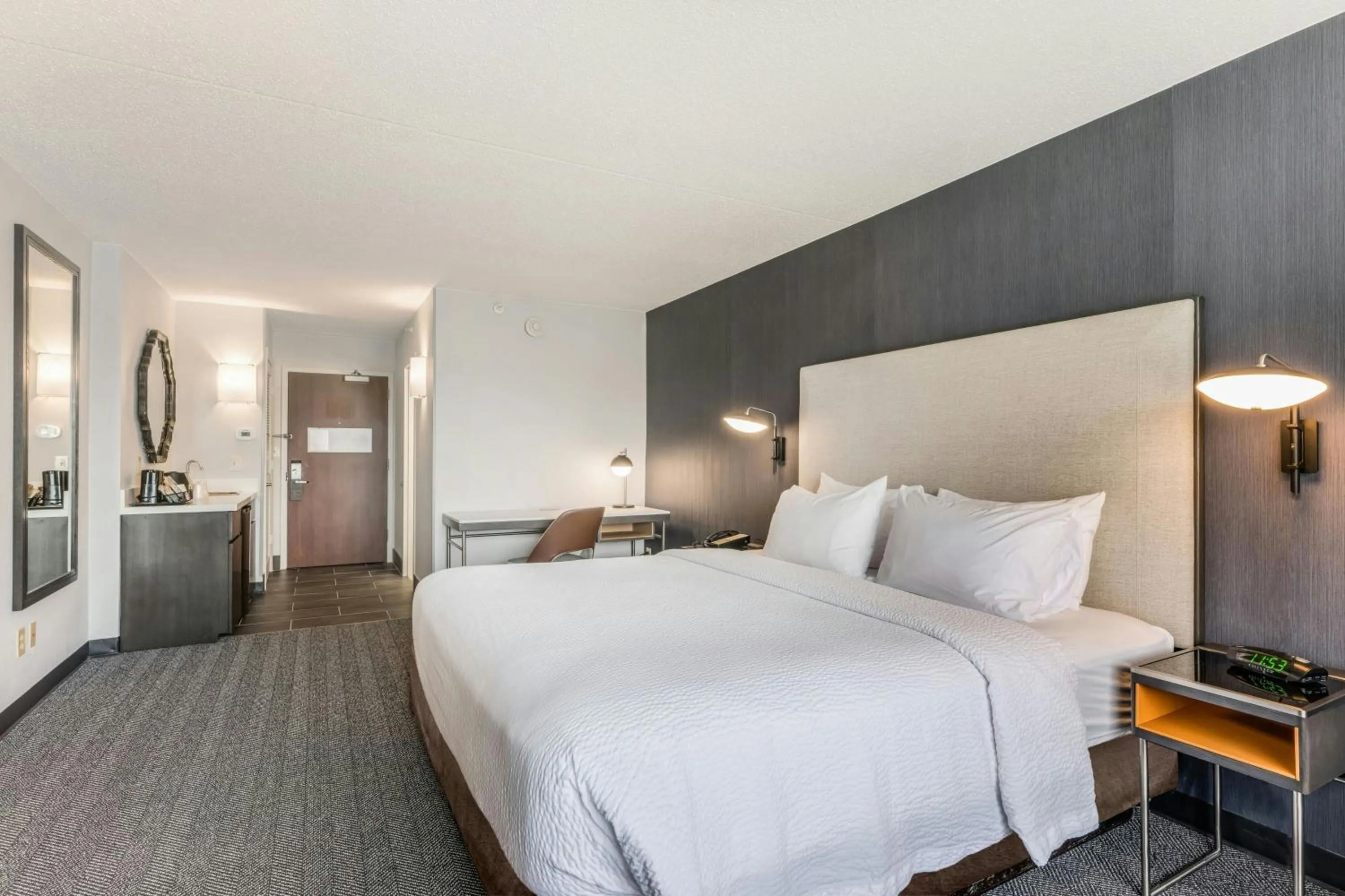 Bedroom, Bed in Courtyard Rockaway-Mount Arlington