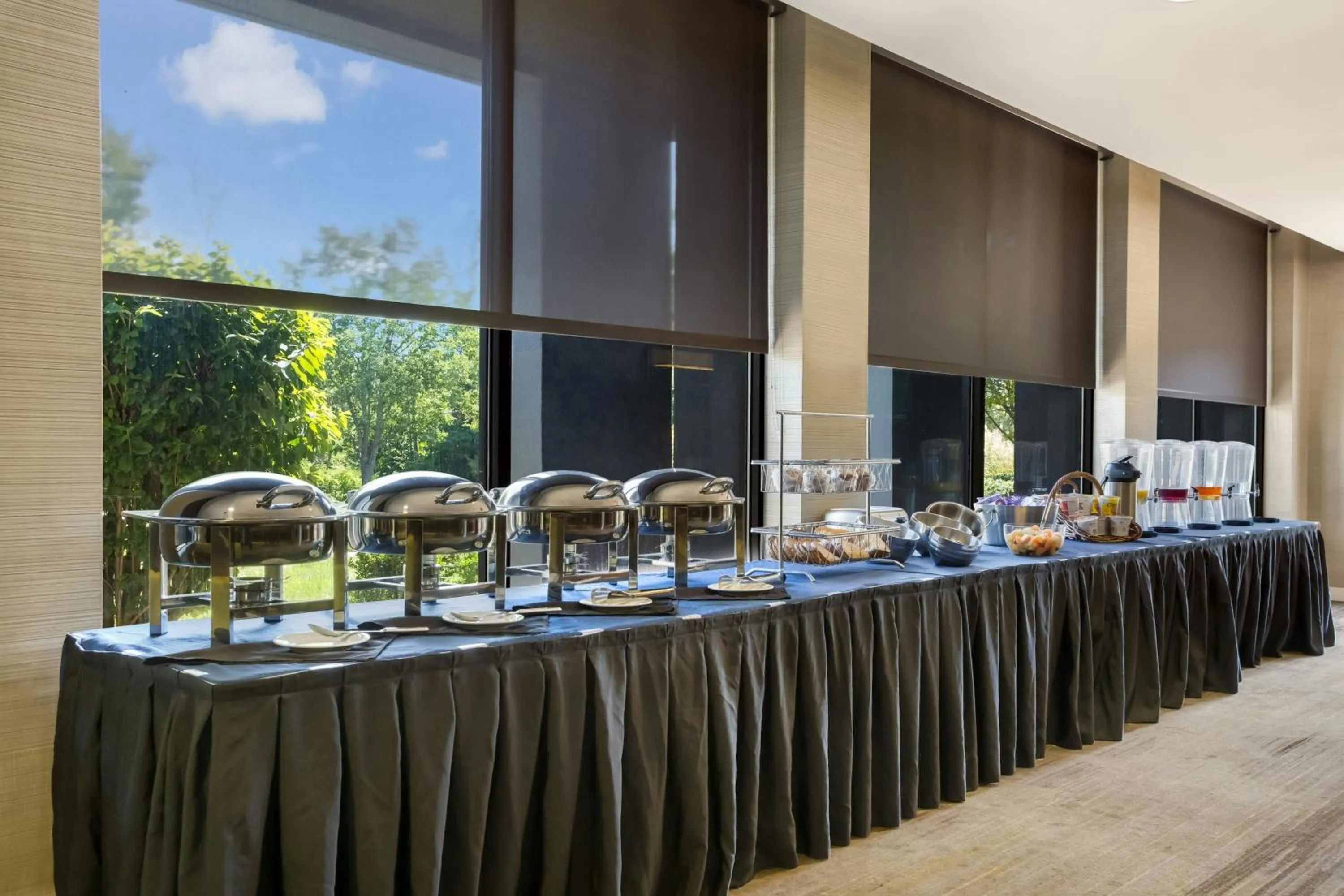 Restaurant/places to eat in Courtyard Rockaway-Mount Arlington