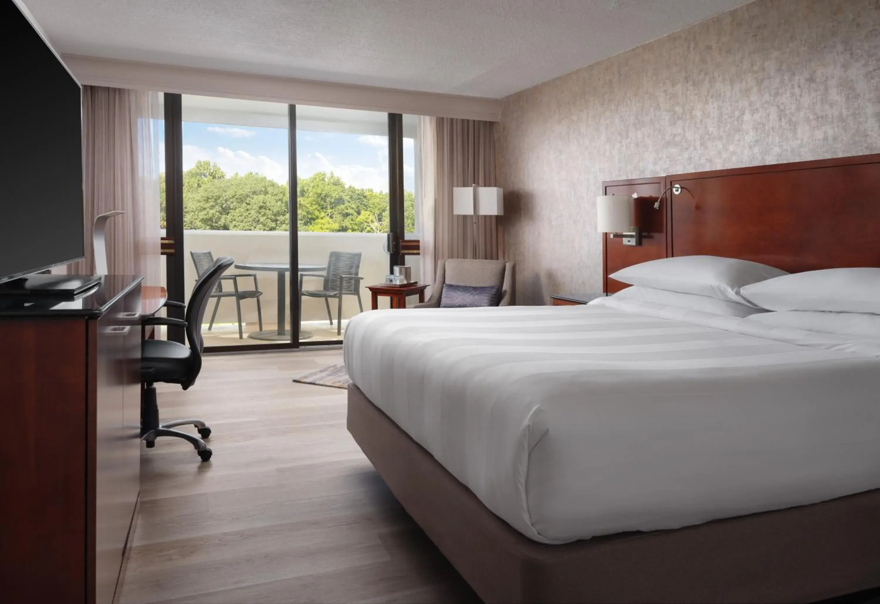 Deluxe Guest Room with King Bed - High Floor in Hanover Marriott Deluxe Guest Room with King Bed - High Floor in Hanover Marriott