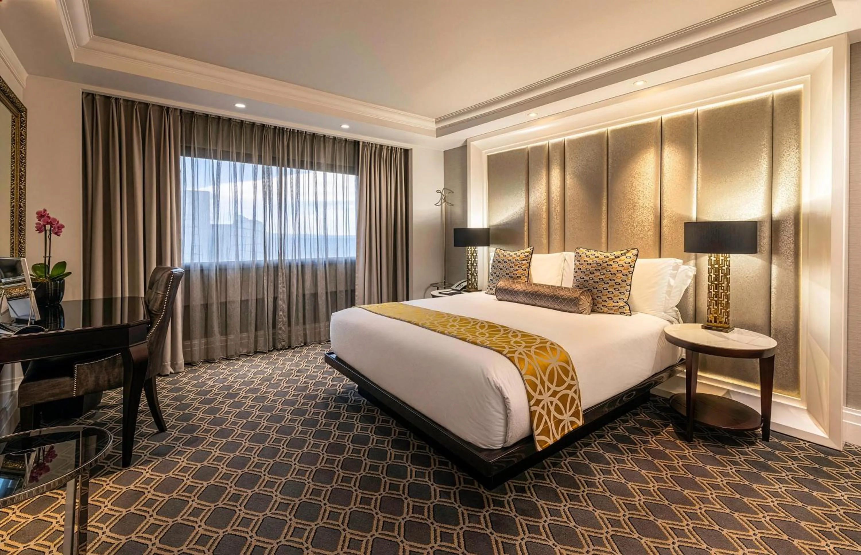 Bedroom, Bed in Sandton Sun and Towers