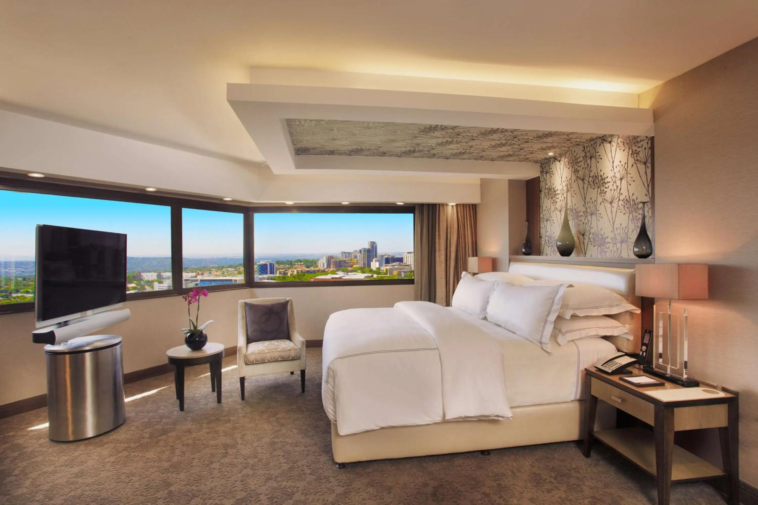 Bedroom, Bed in Sandton Sun and Towers
