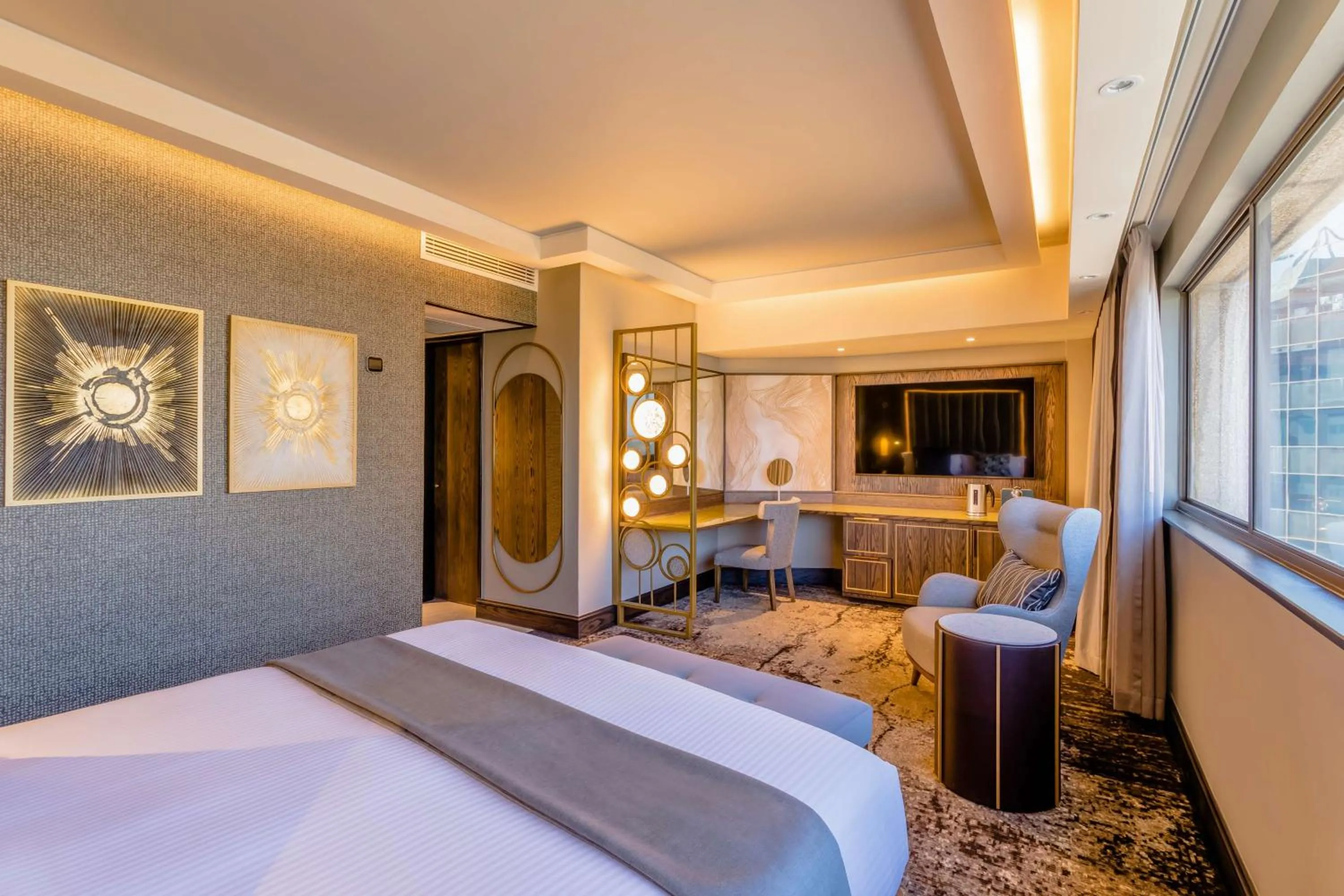 Bedroom, Bed in Sandton Sun and Towers