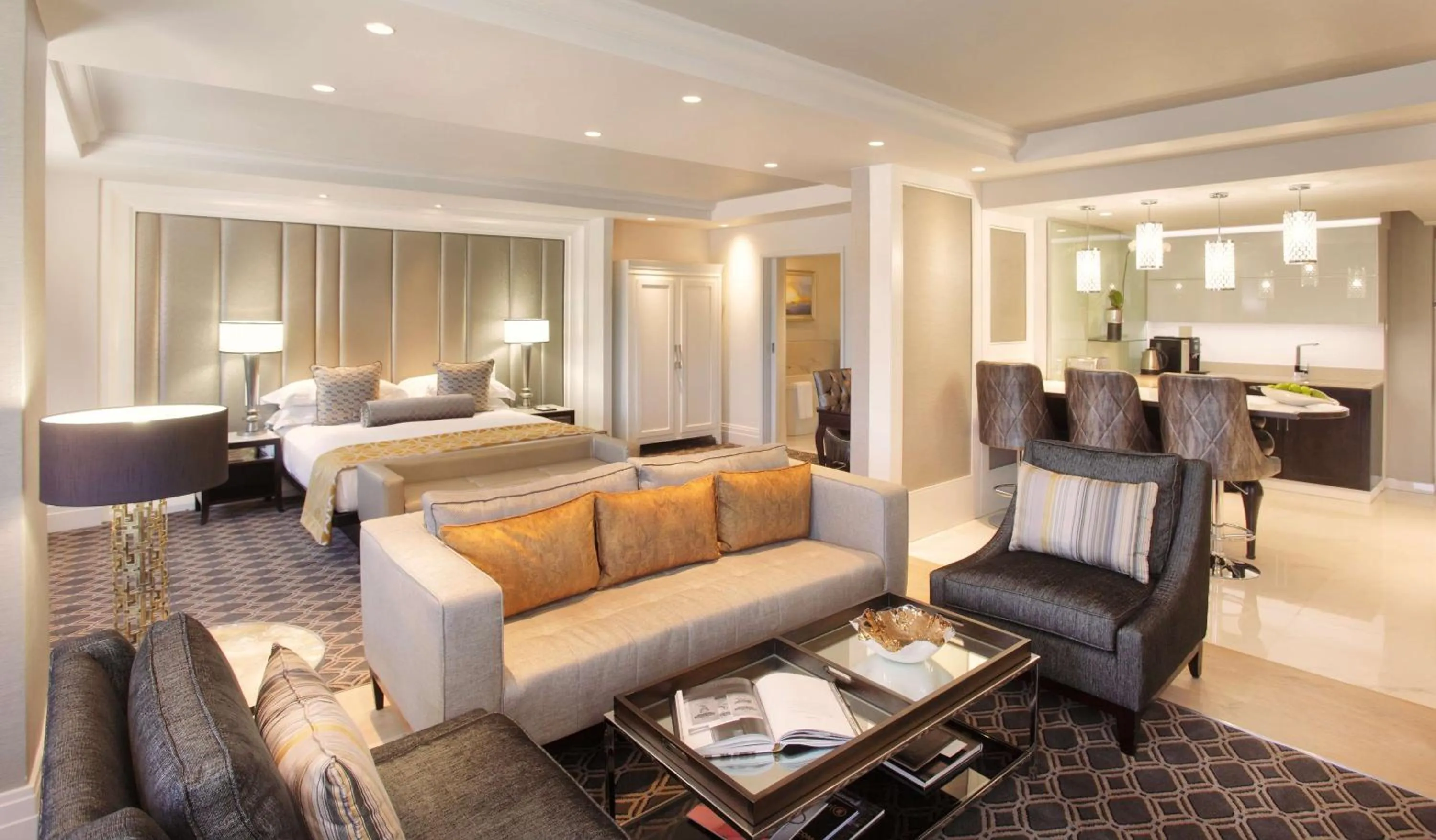 Bedroom, Bed in Sandton Sun and Towers