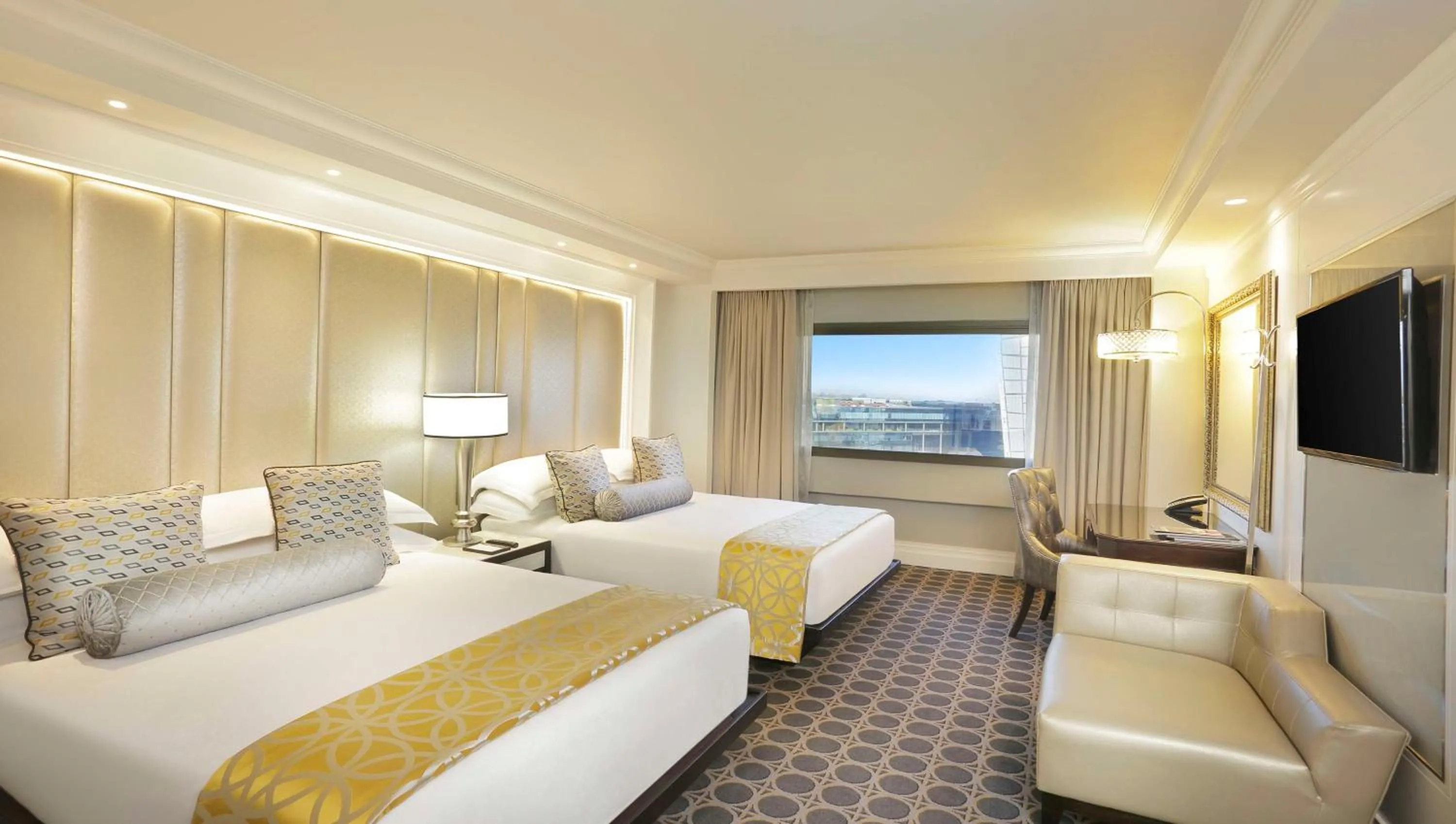 Bedroom, Bed in Sandton Sun and Towers