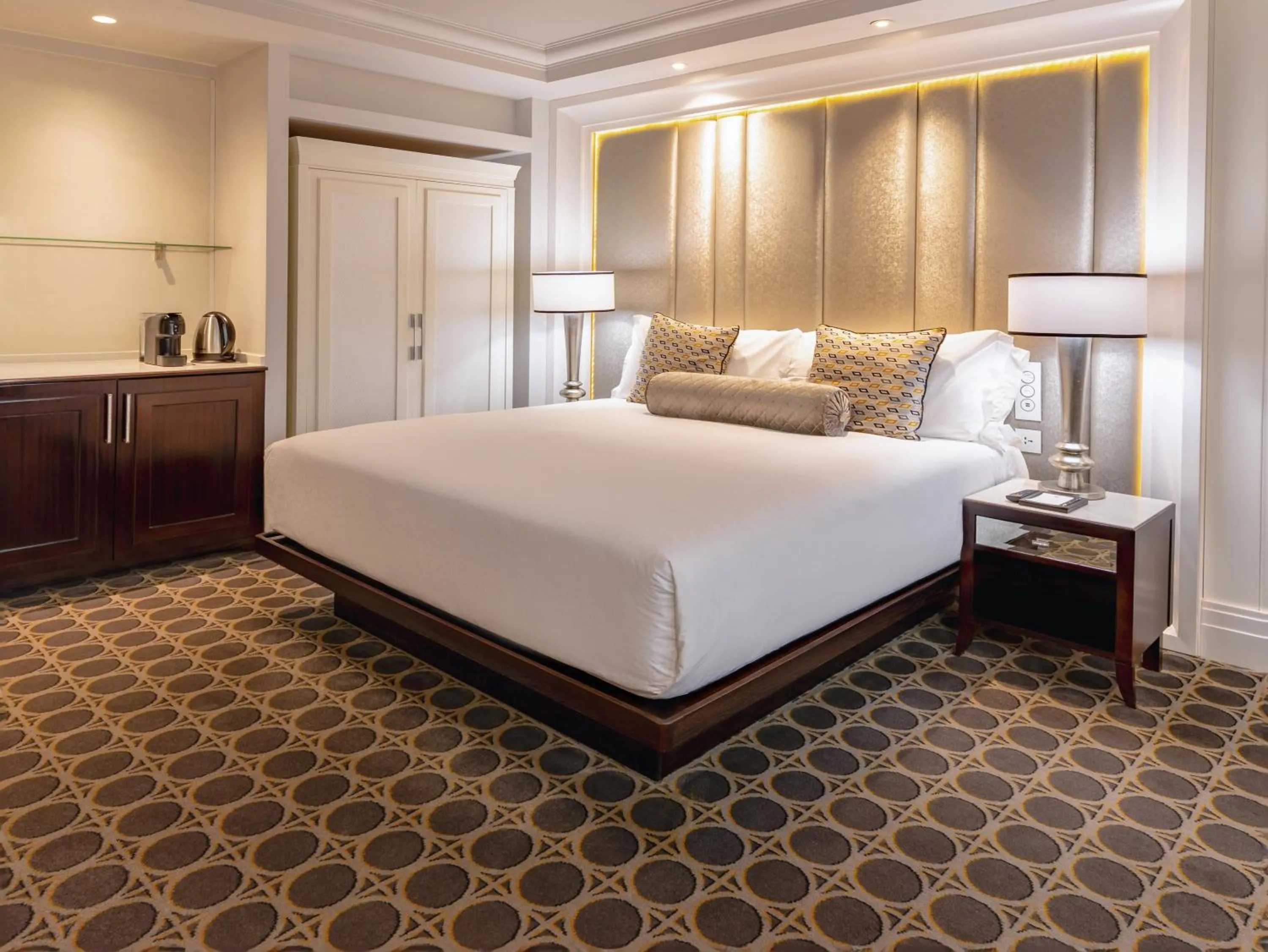 Bedroom, Bed in Sandton Sun and Towers