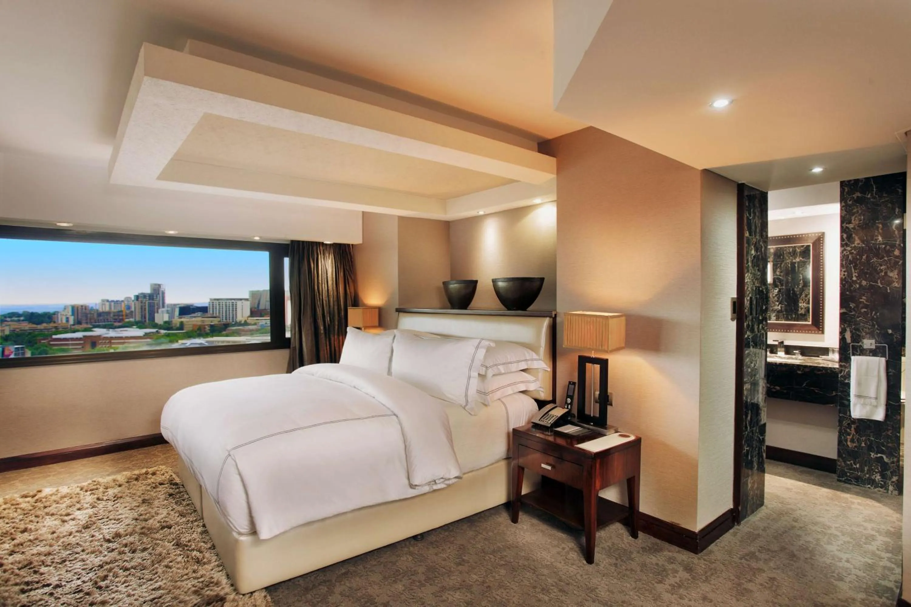 Bedroom, Bed in Sandton Sun and Towers