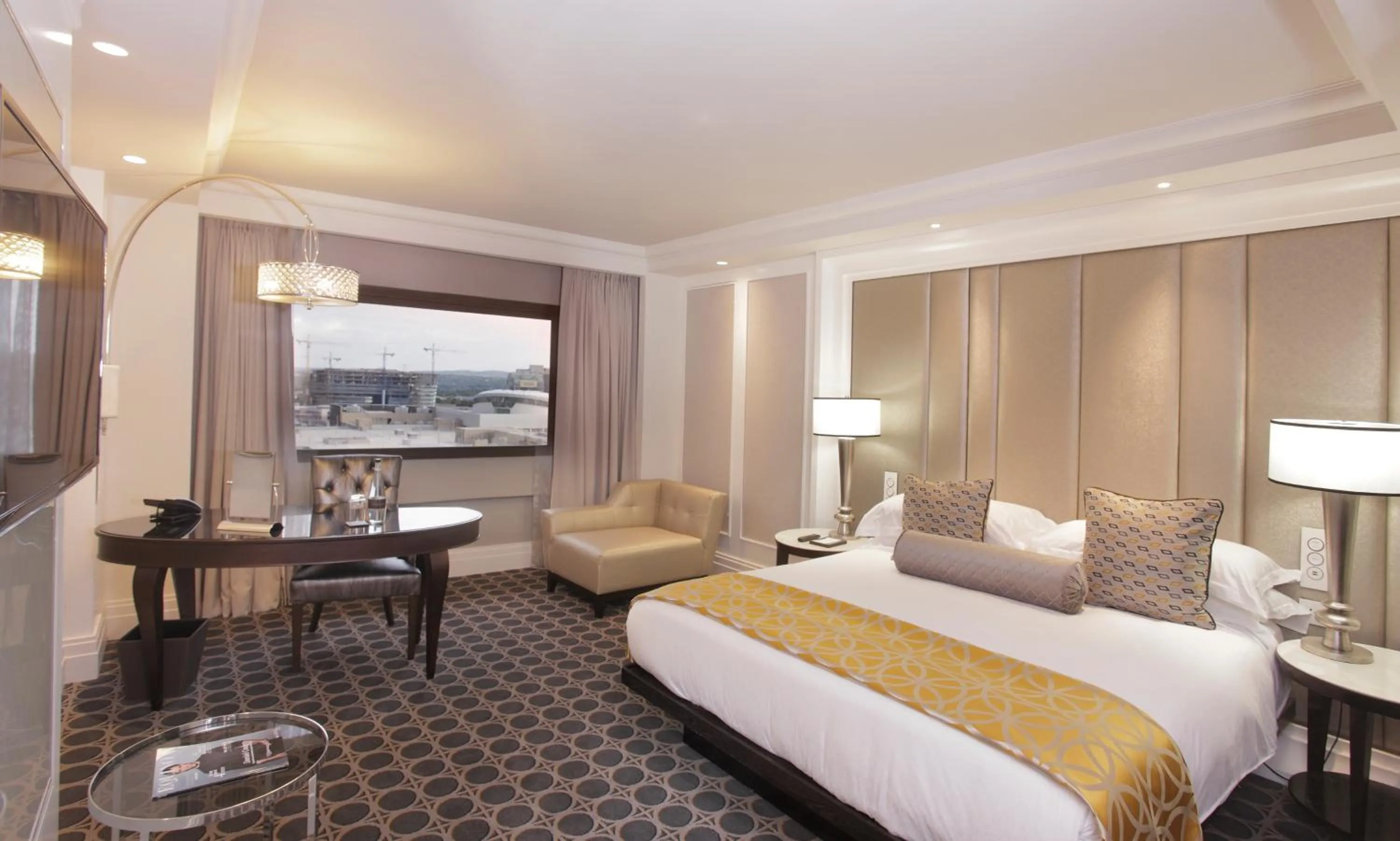 Bedroom, Bed in Sandton Sun and Towers