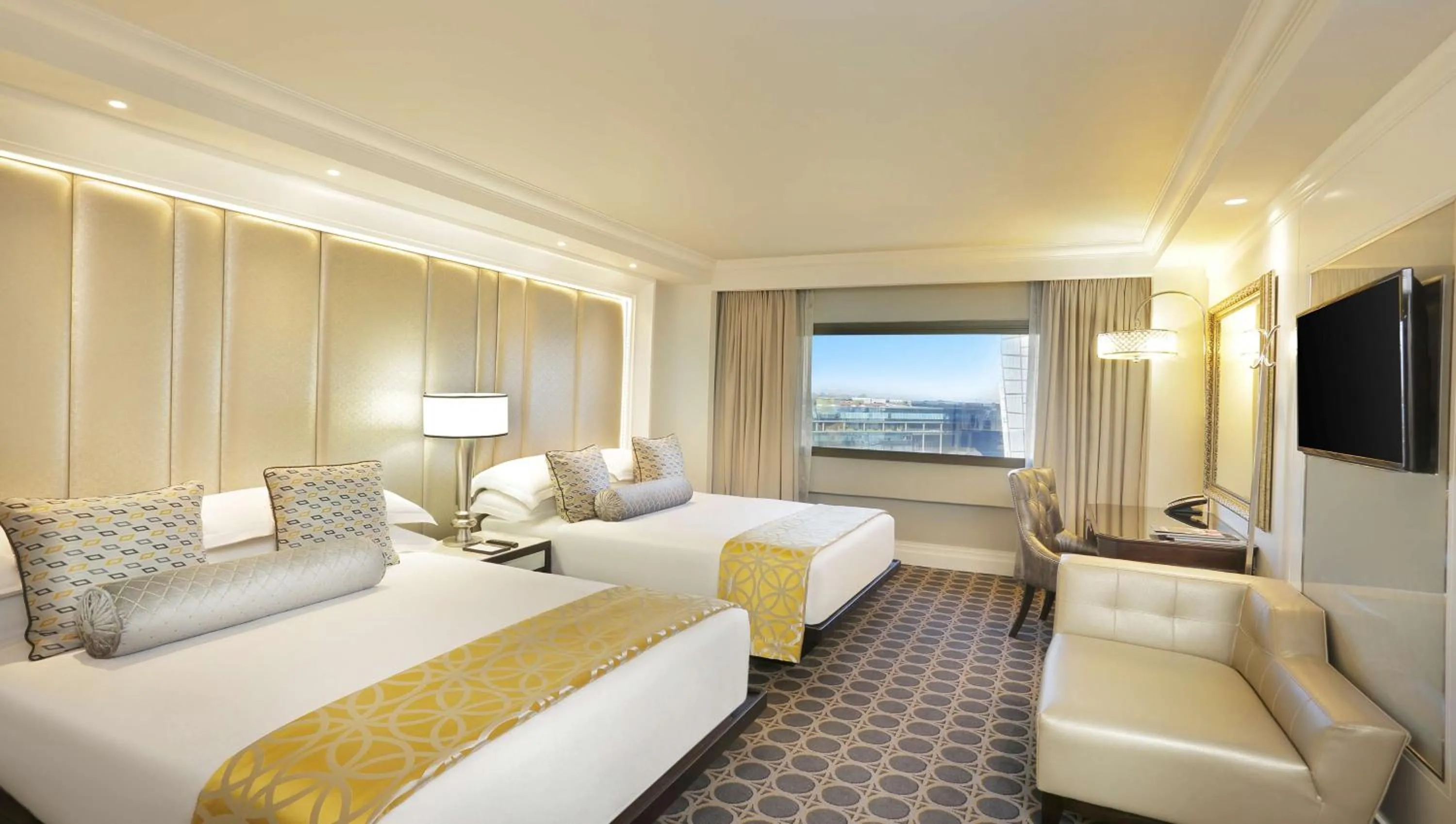 Bedroom, Bed in Sandton Sun and Towers