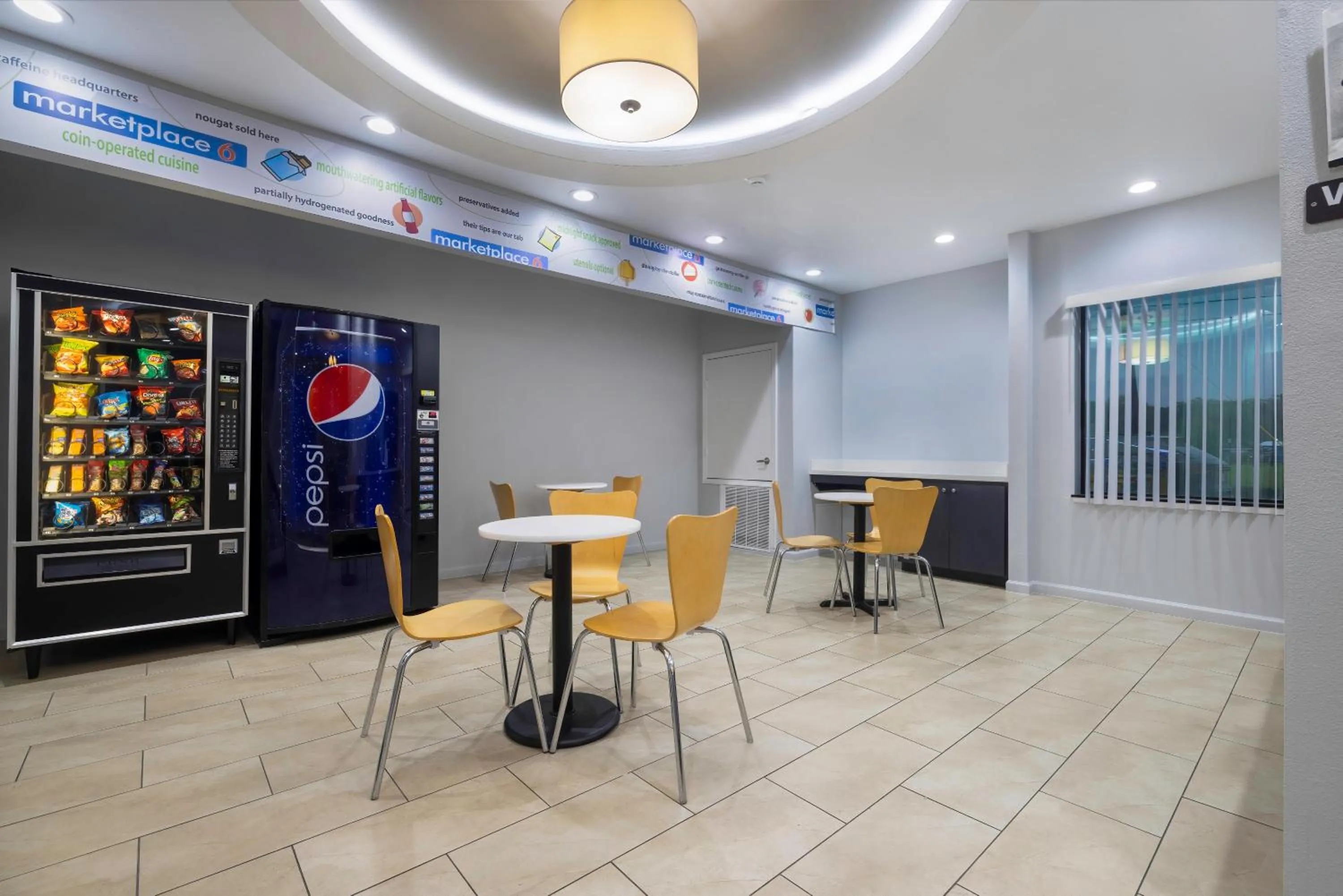 Seating area in Motel 6 Texas City I-45