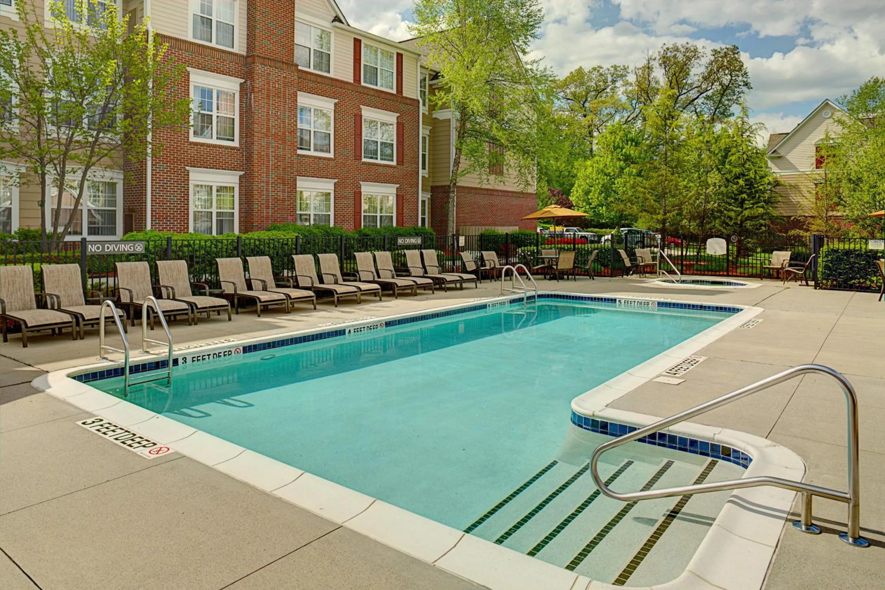 Swimming pool in Residence Inn Saddle River