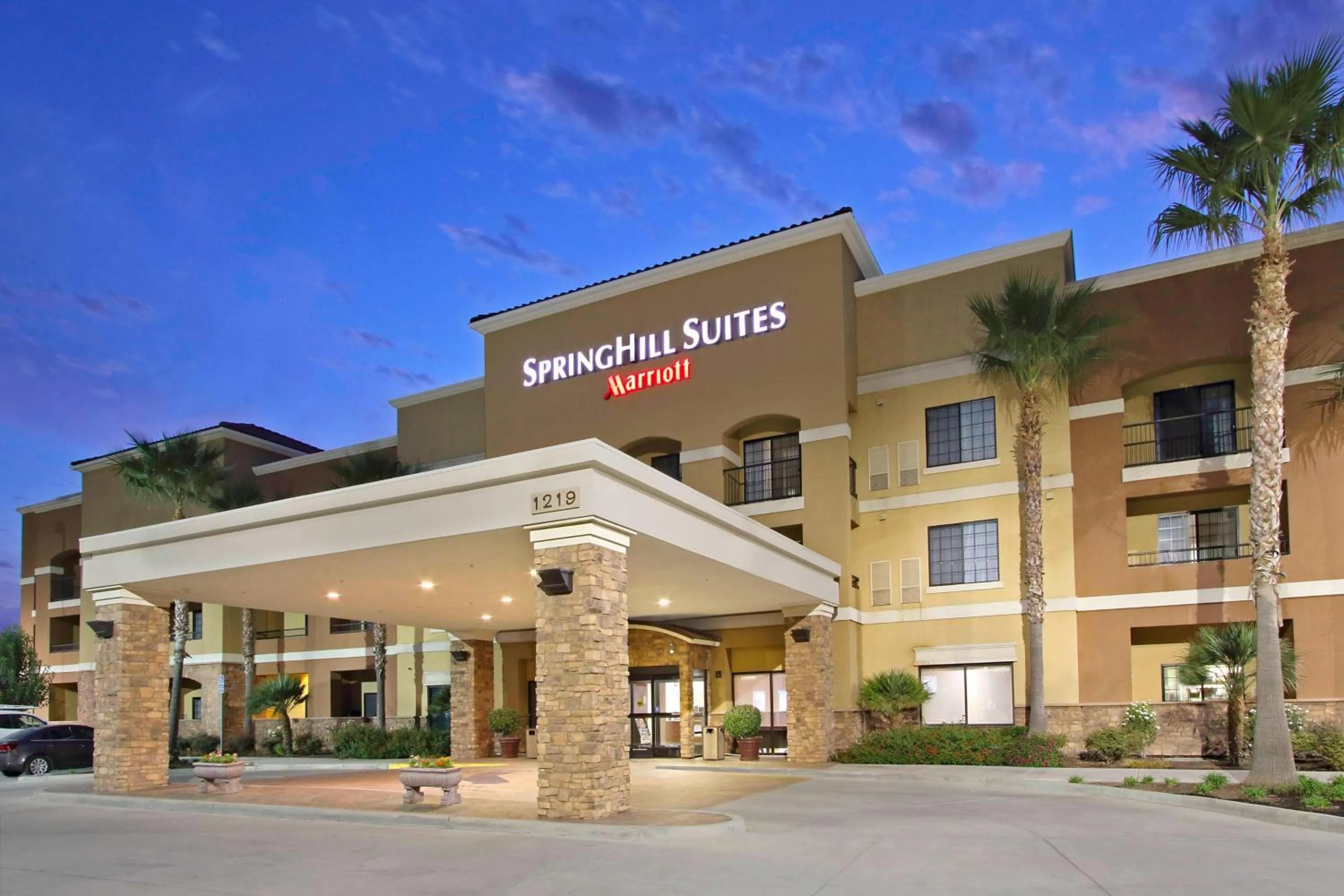 Property building in SpringHill Suites by Marriott Madera