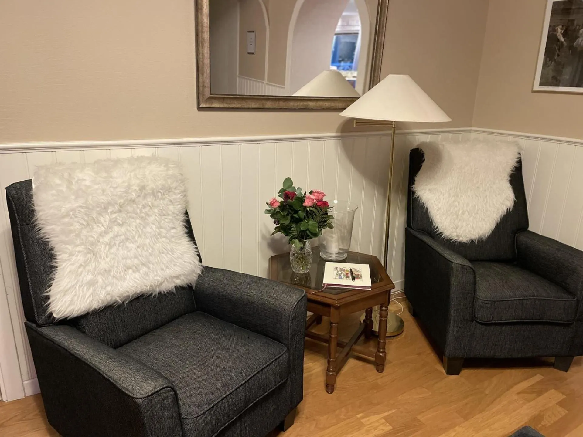 Communal lounge/ TV room in Hotell Strandvillan Orsa