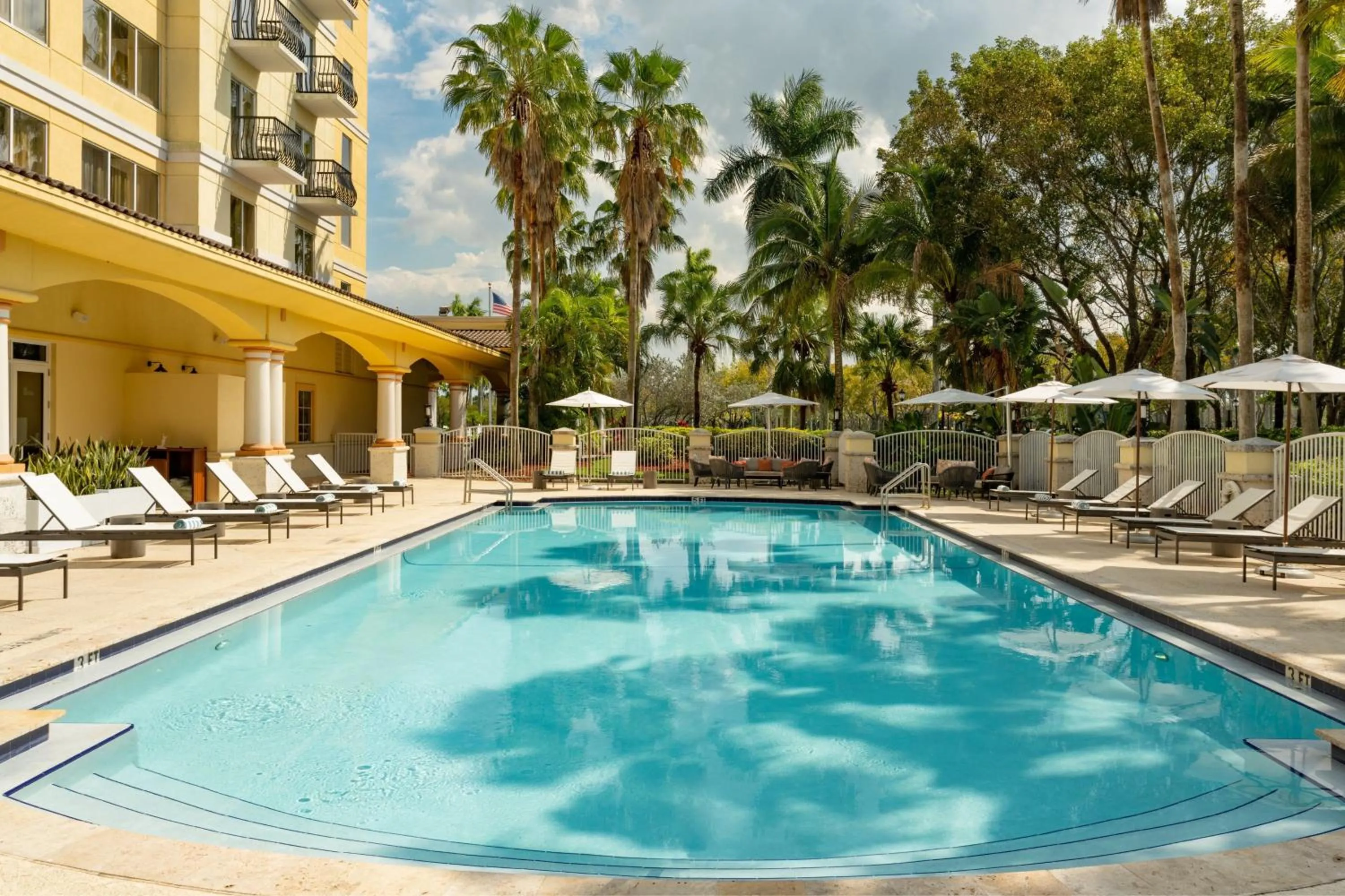 Swimming pool in Fort Lauderdale Marriott Coral Springs Hotel & Convention Center