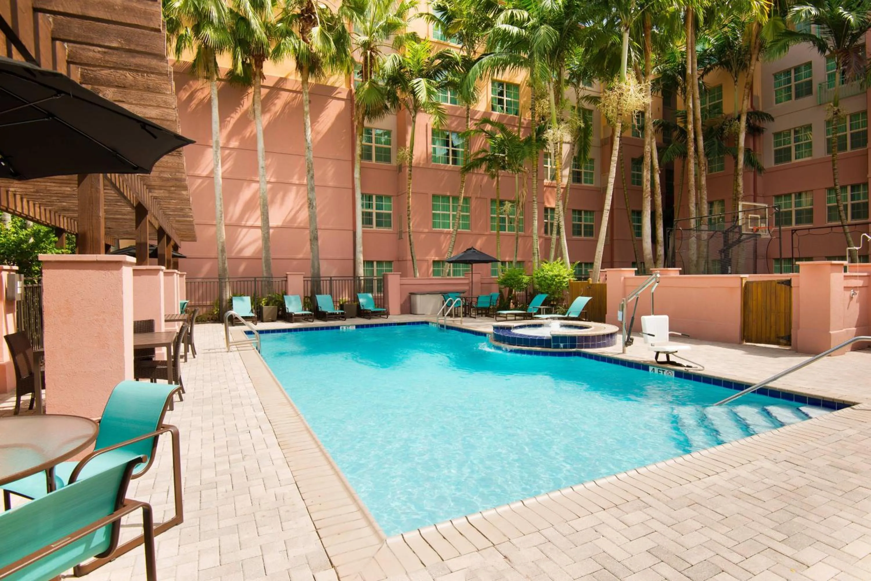 Swimming pool in Residence Inn Fort Lauderdale SW/Miramar