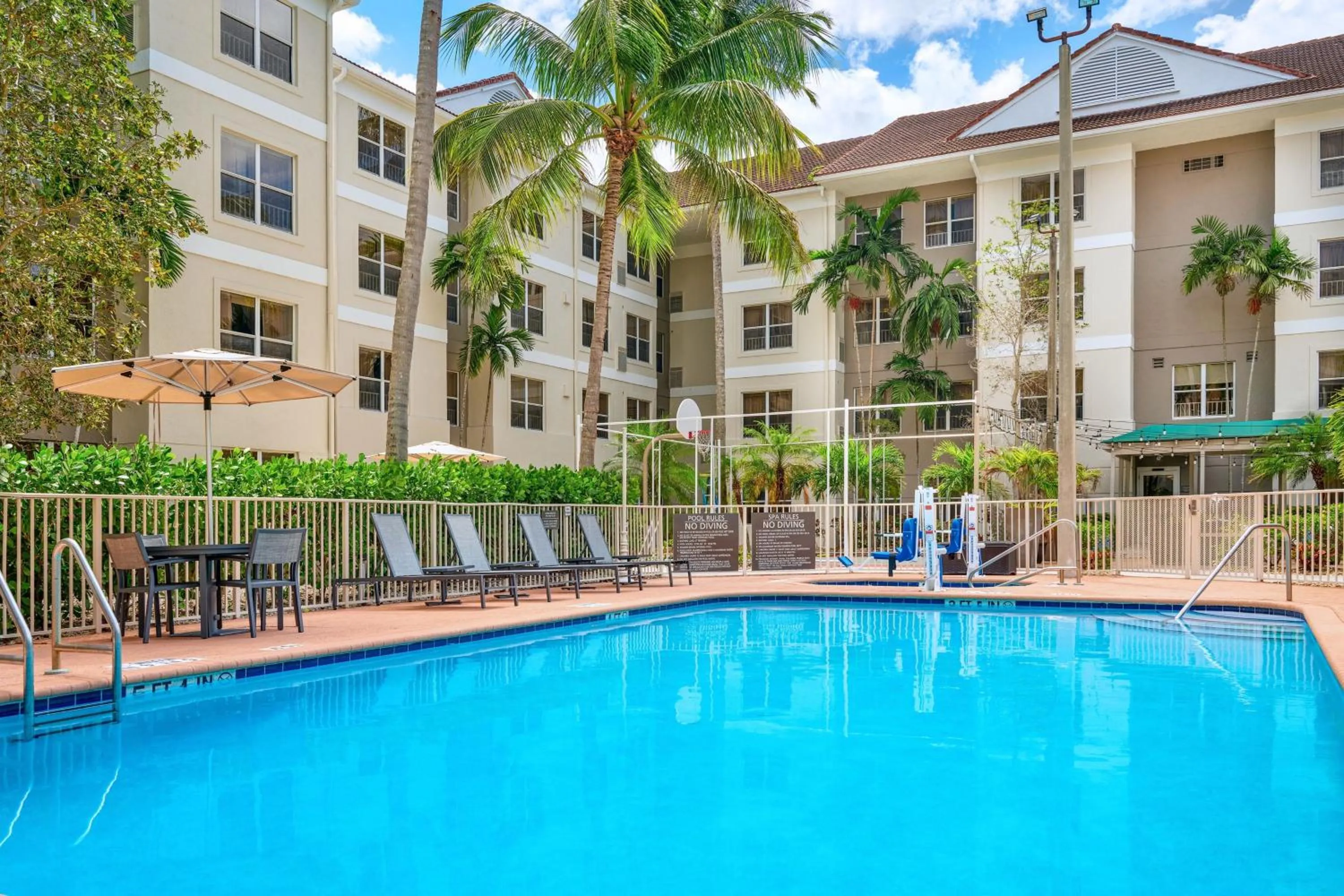 Swimming pool in Residence Inn by Marriott Fort Lauderdale City of Plantation