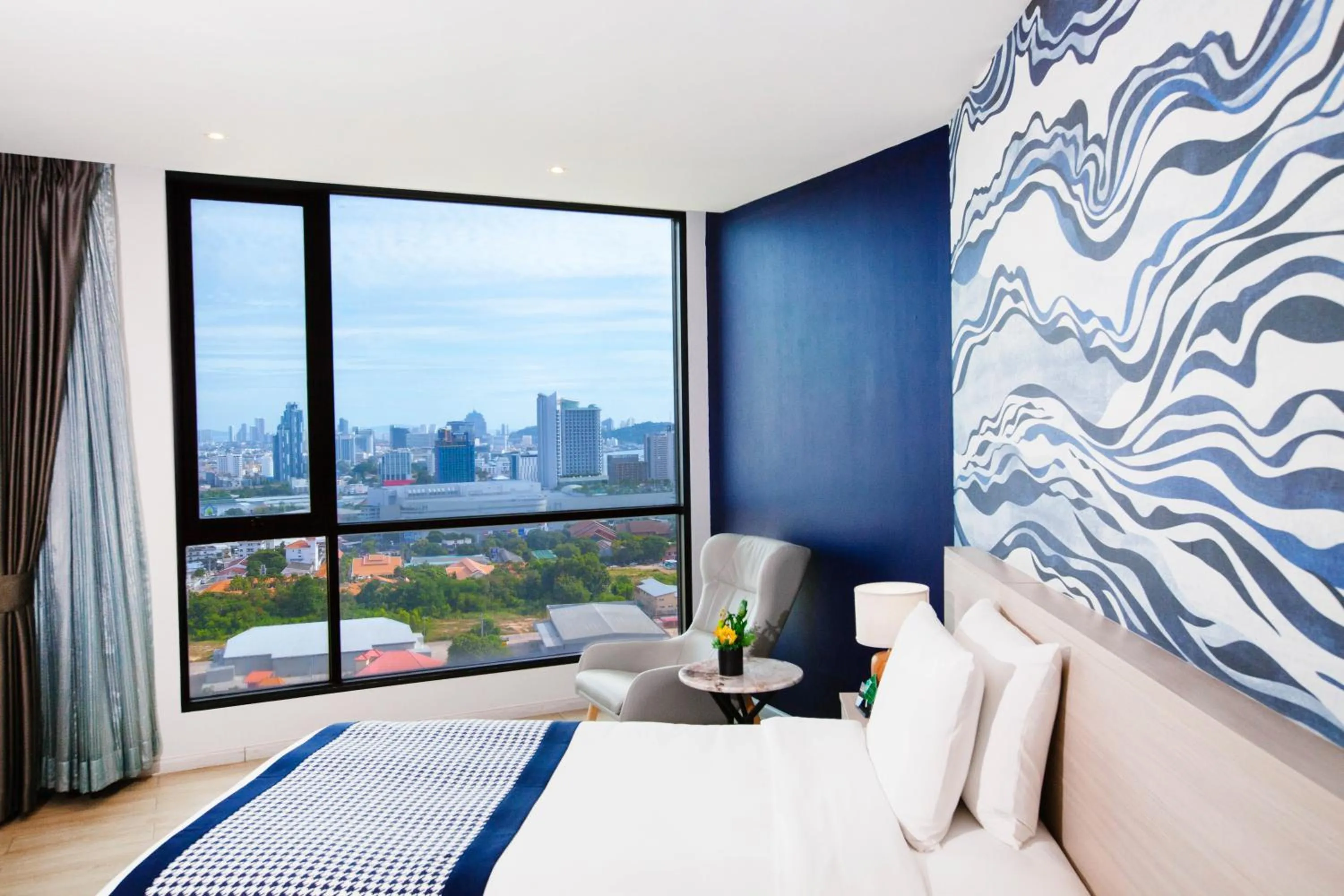 City view, Bed in Brighton Grand Hotel Pattaya - SHA Extra Plus
