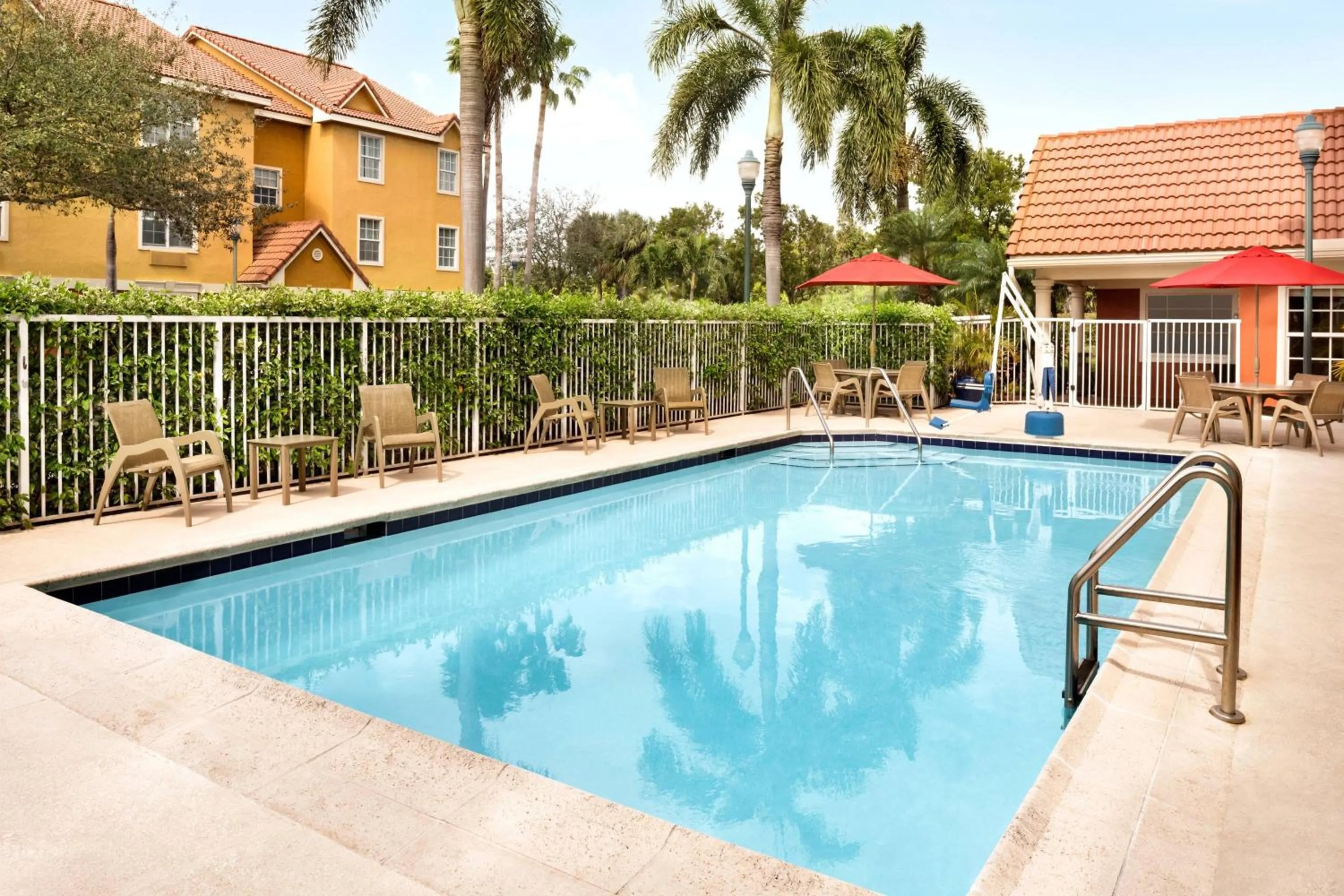 Swimming pool in TownePlace Suites Fort Lauderdale West