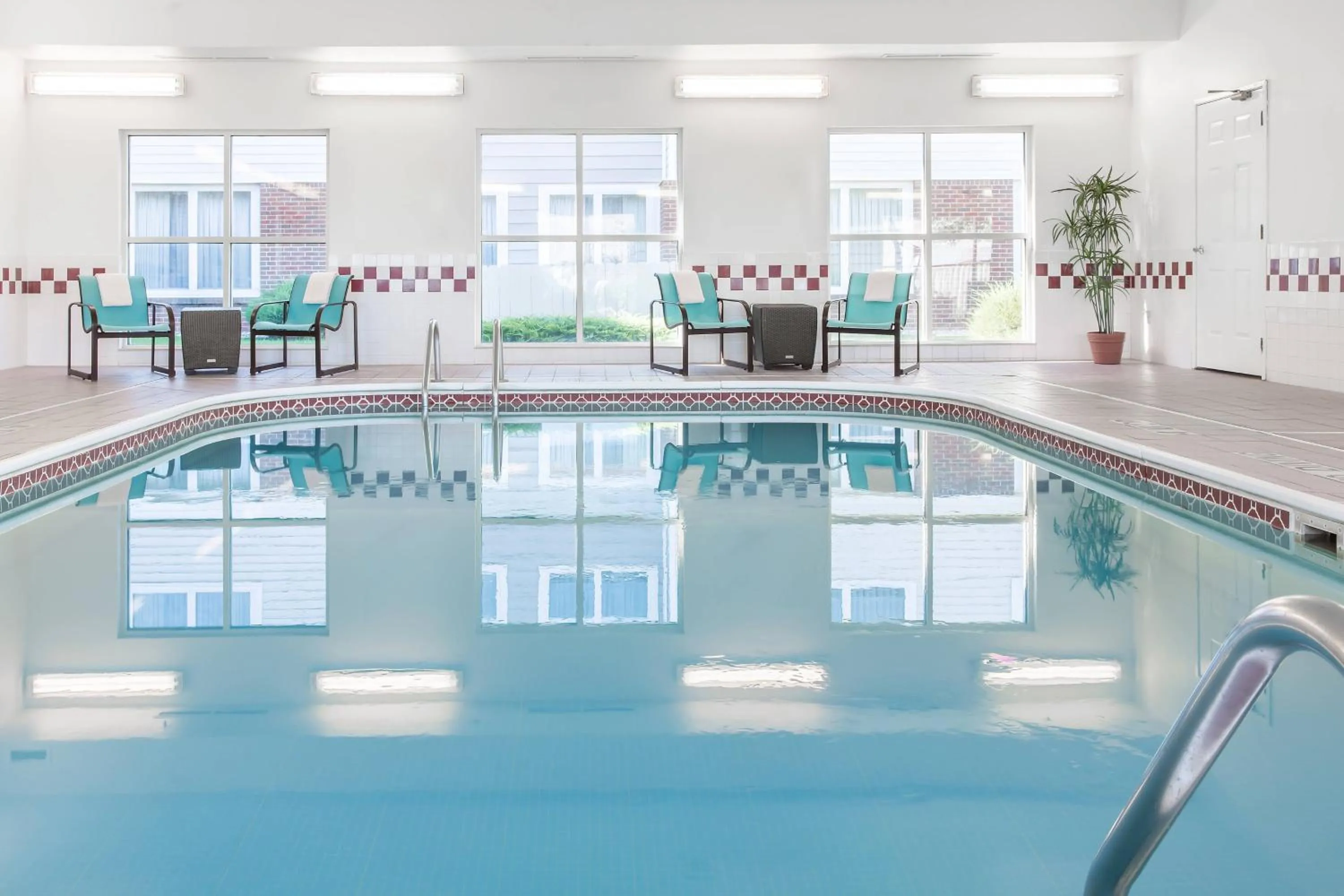 Swimming pool in Residence Inn Sioux Falls