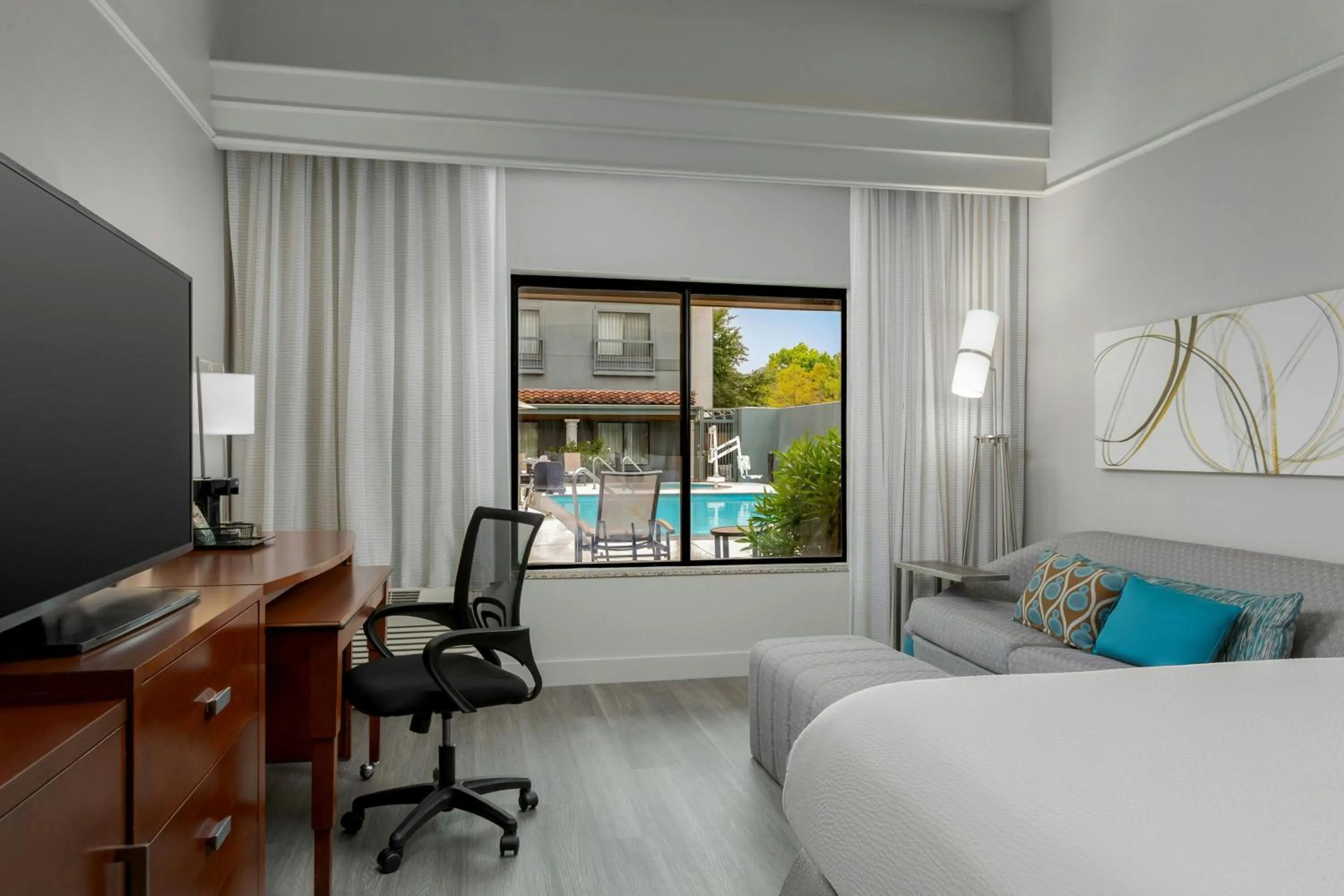 Swimming pool, Bed in Courtyard by Marriott Houston Rice University