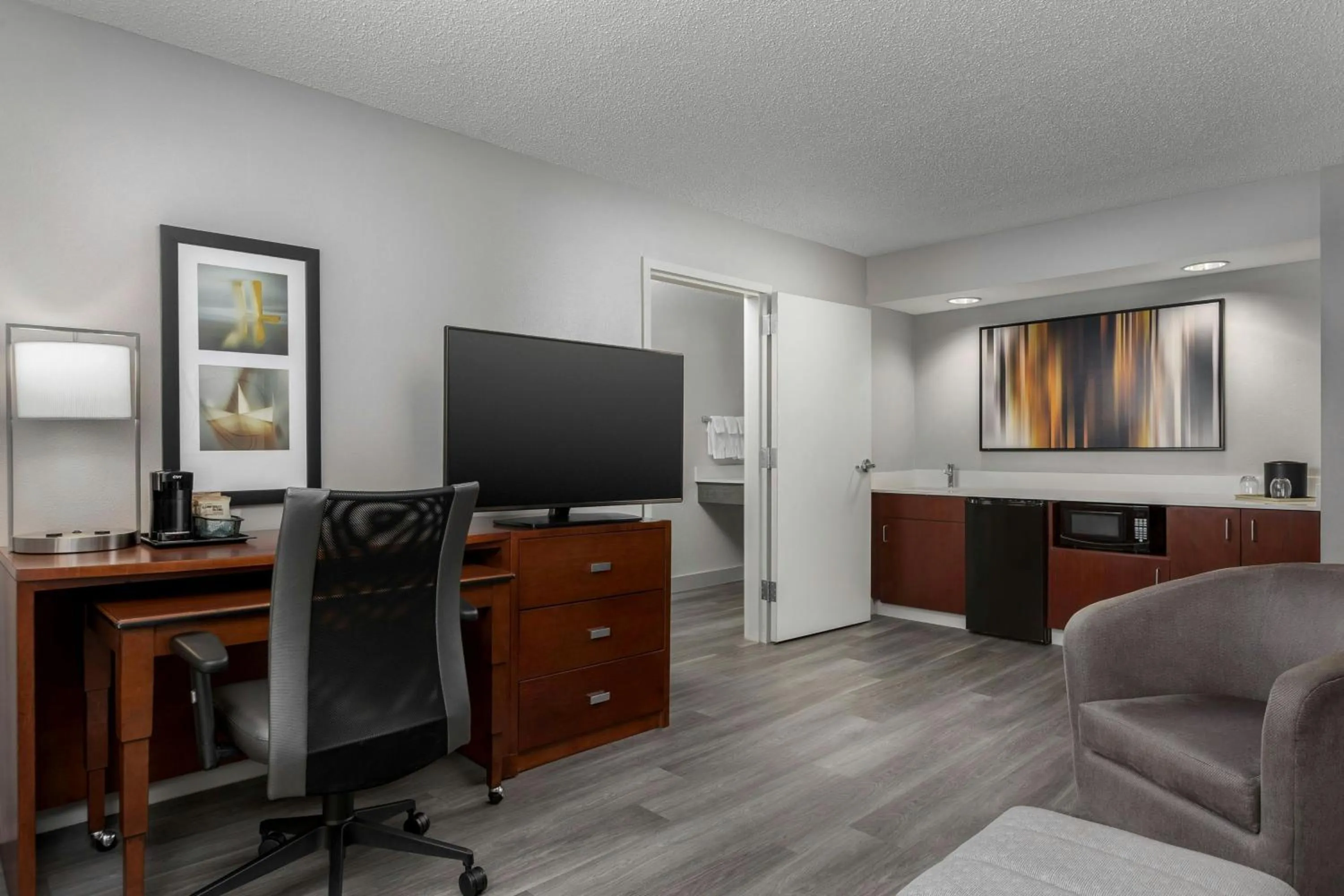 Photo of the whole room in Courtyard by Marriott Houston Rice University