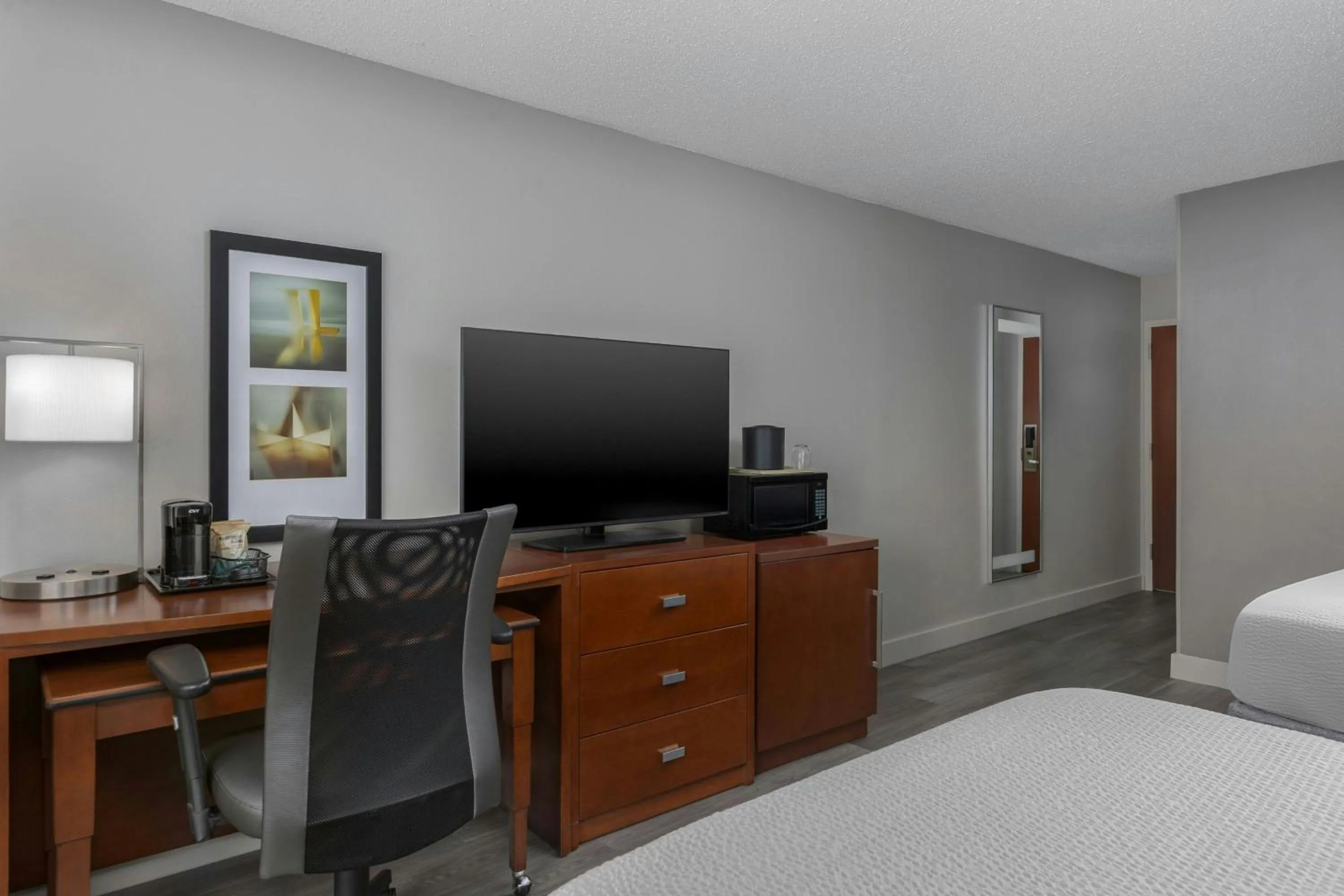 Photo of the whole room, Bed in Courtyard by Marriott Houston Rice University