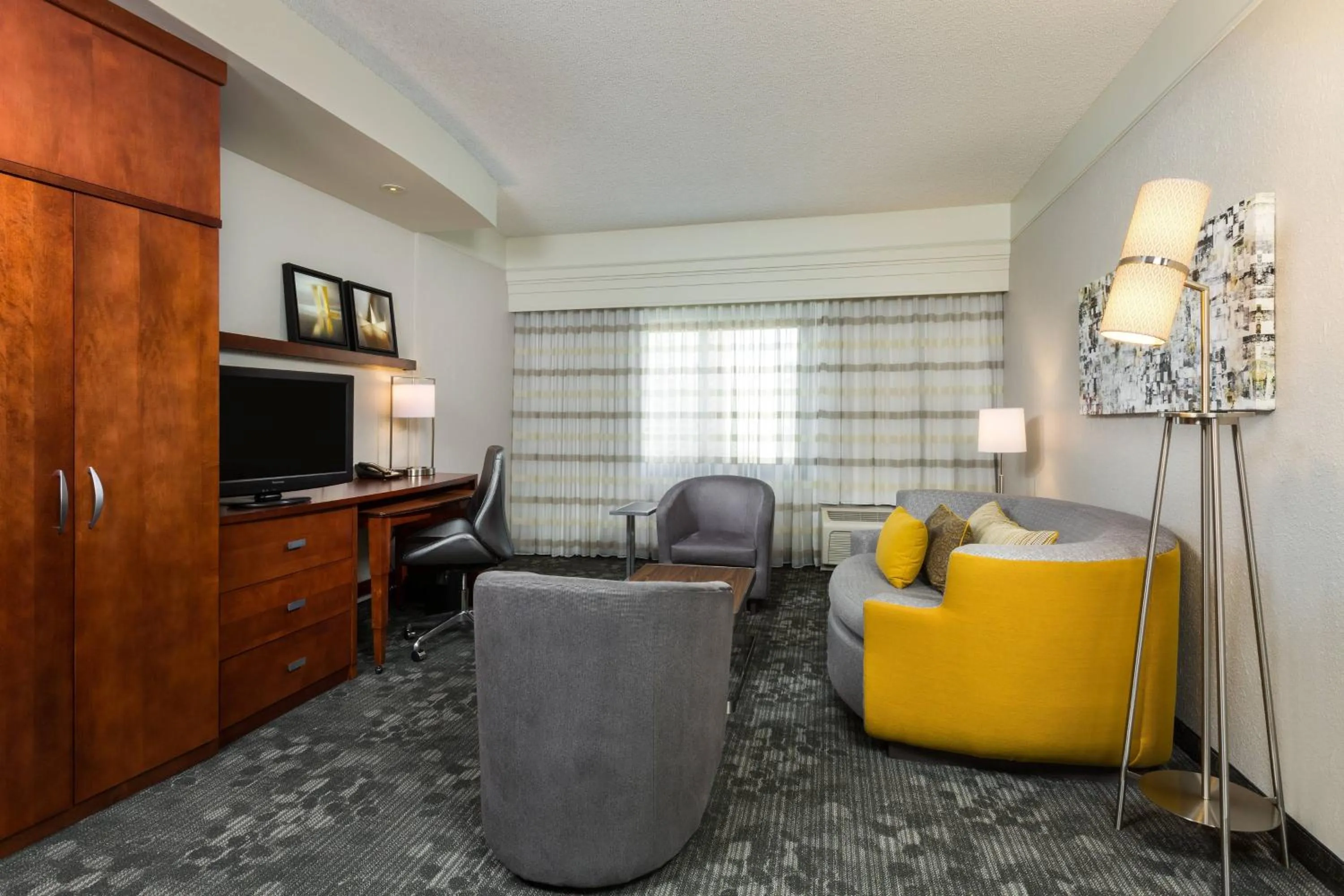 Living room in Courtyard by Marriott Houston Galleria