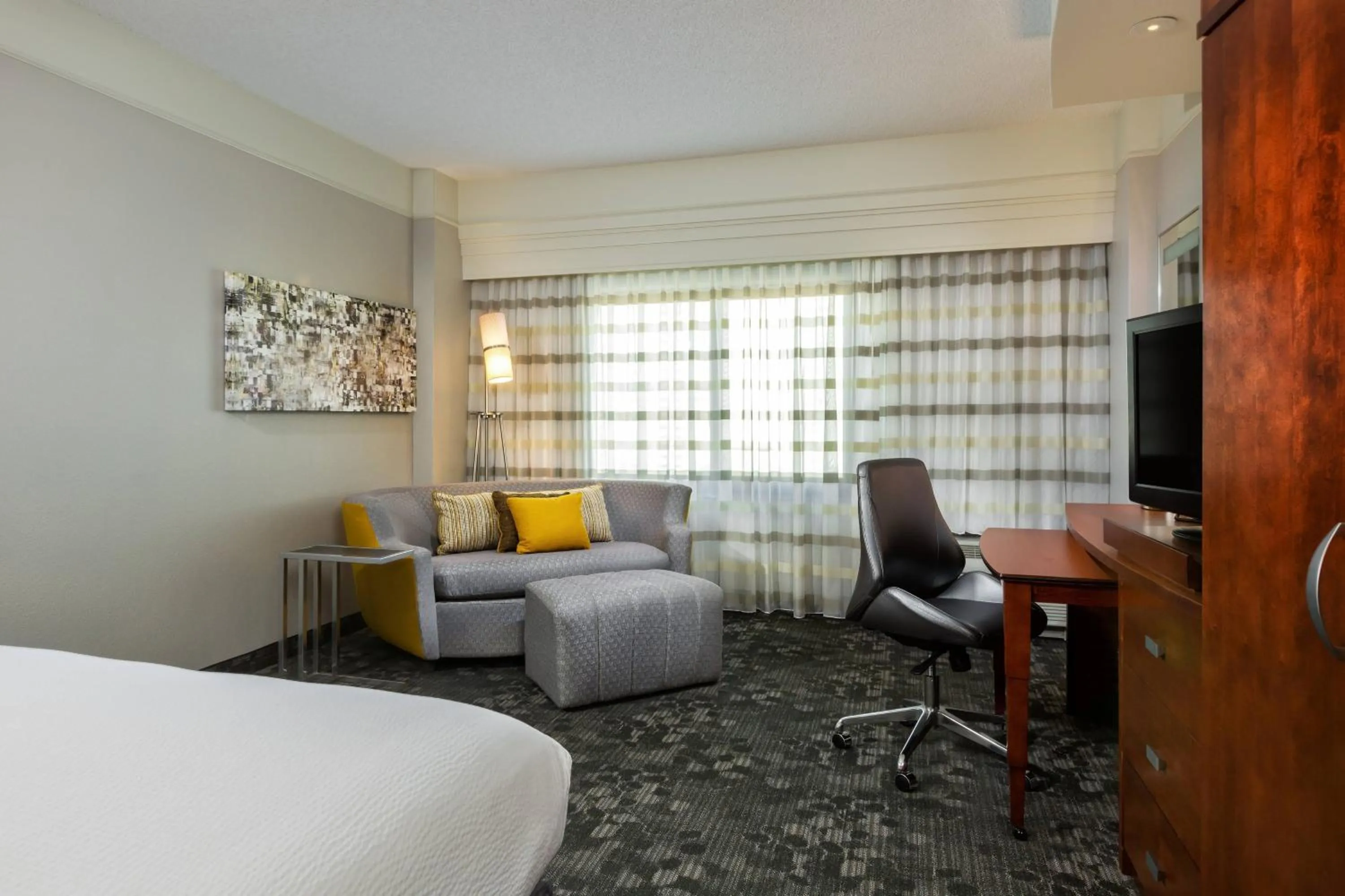 Photo of the whole room, Bed in Courtyard by Marriott Houston Galleria