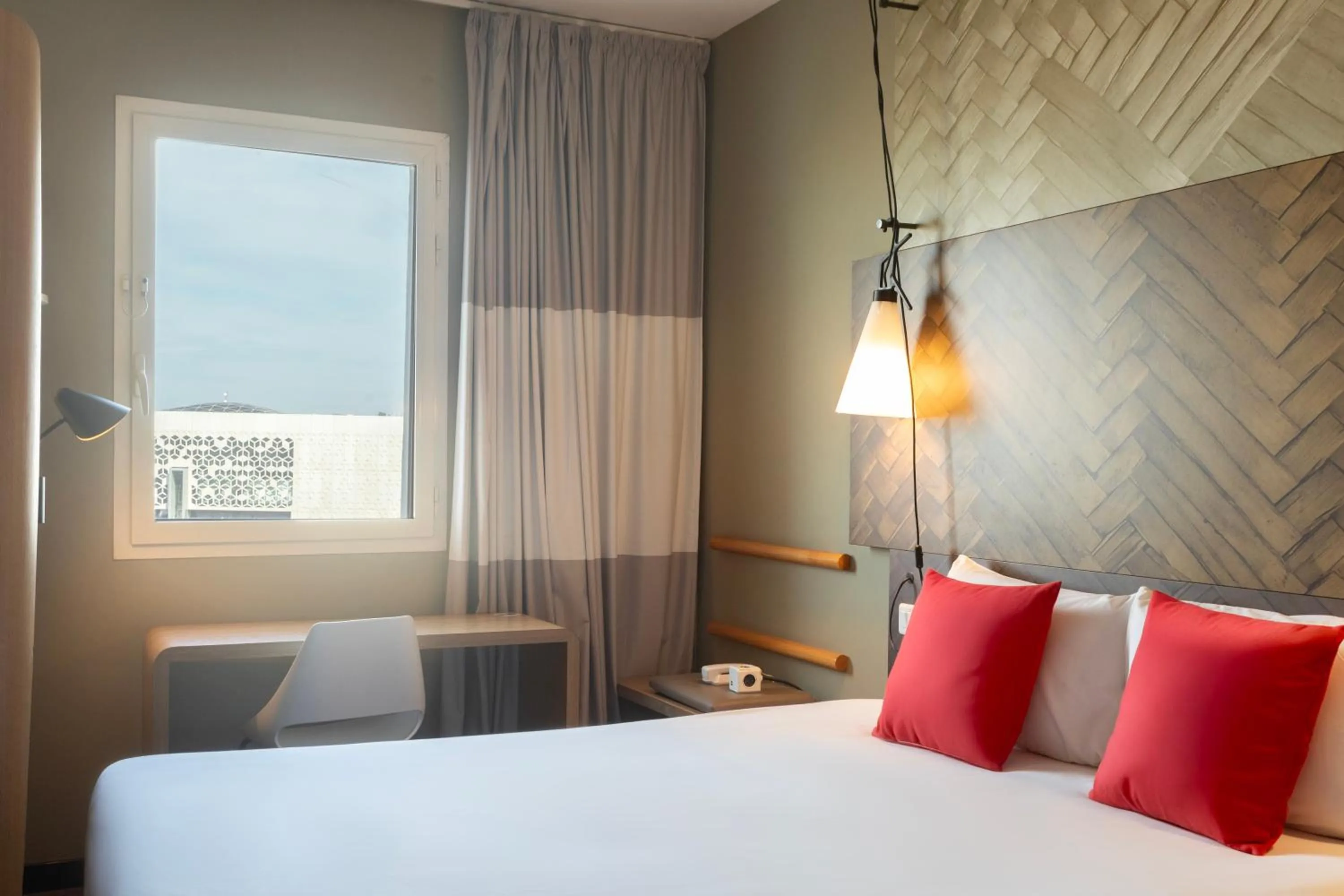 View (from property/room), Bed in Ibis Casa Voyageurs