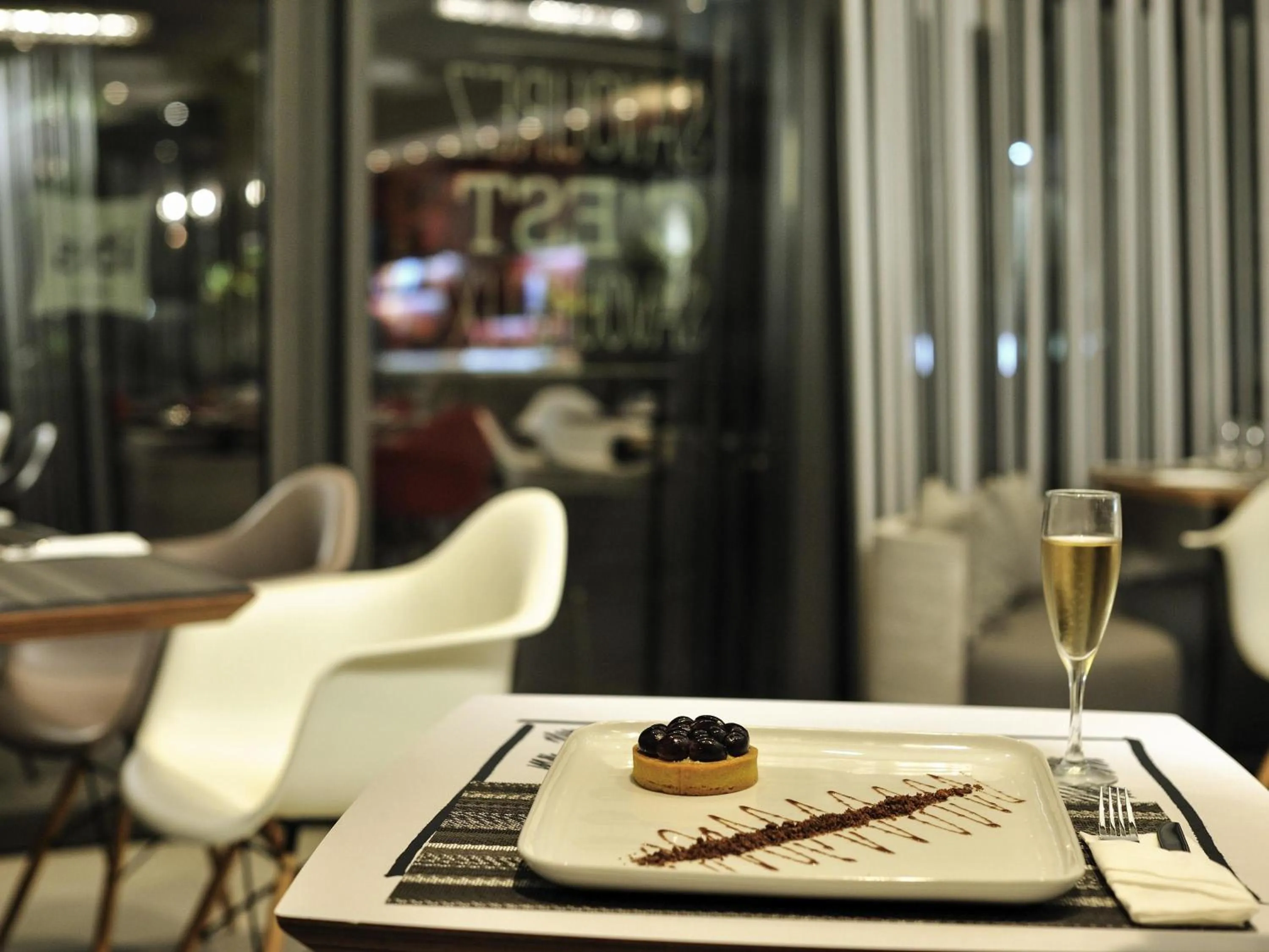 Restaurant/places to eat in Ibis Casa Voyageurs