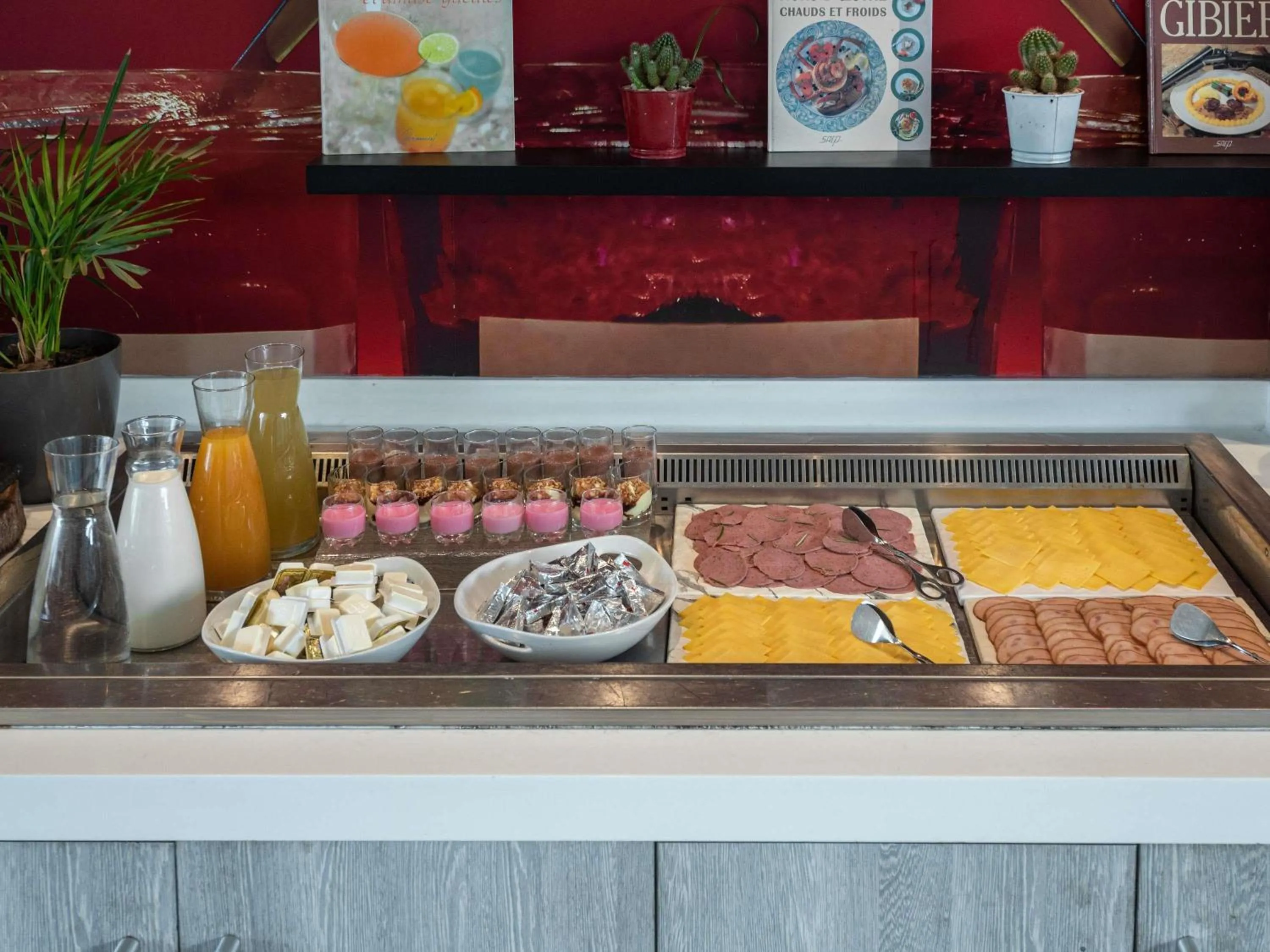 Breakfast in Ibis Casa Voyageurs