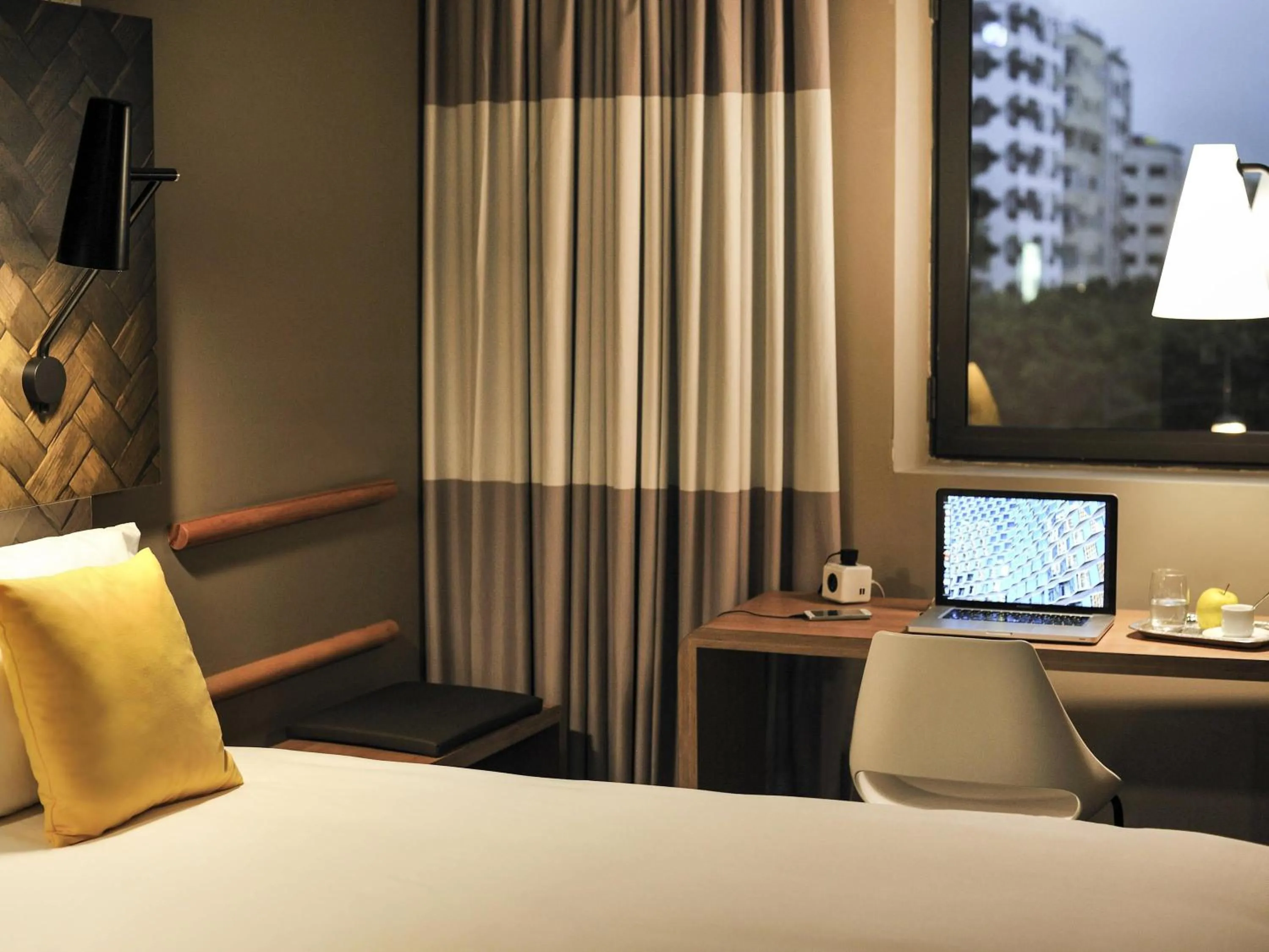 Bedroom, Bed in Ibis Casa Voyageurs