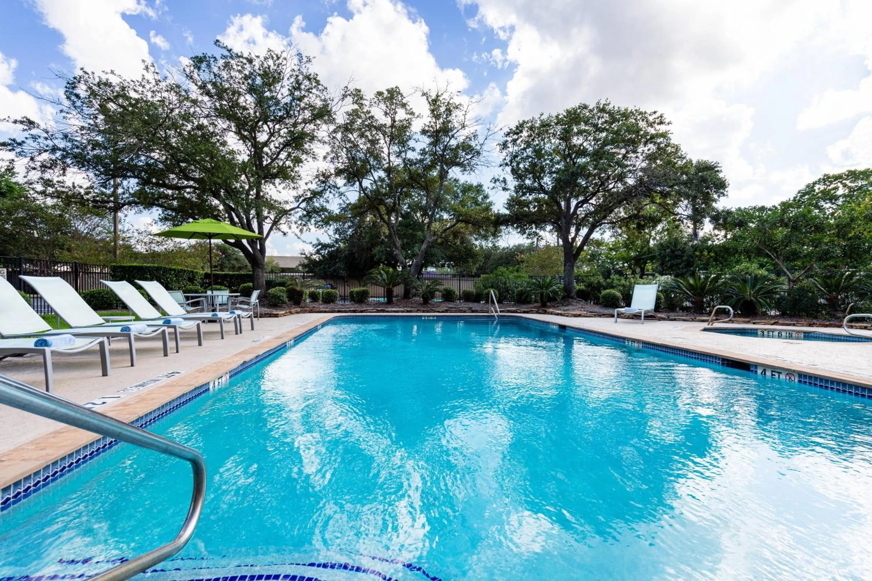 Swimming pool in SpringHill Suites Houston Medical Center / NRG Park