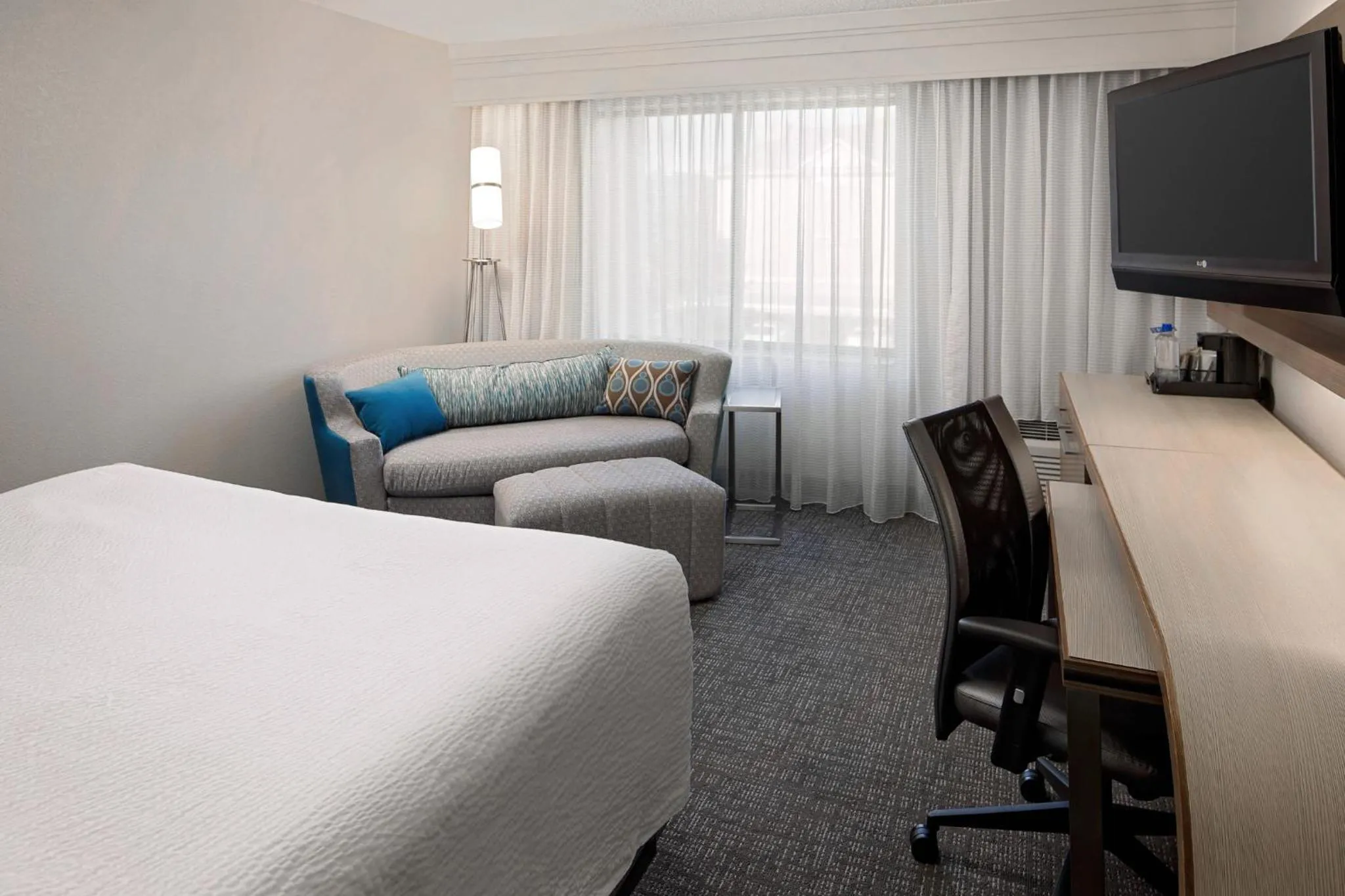 Bed in Courtyard Houston Westchase