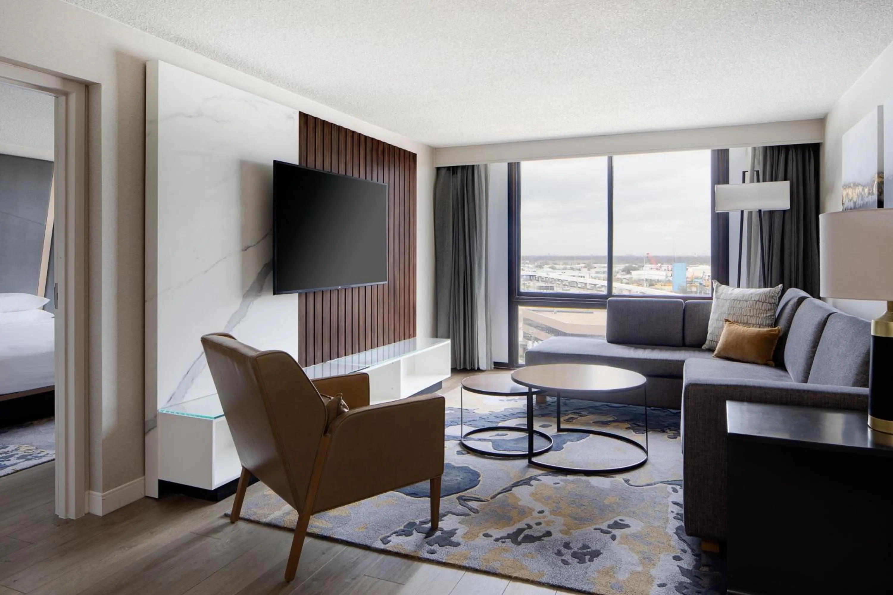 Living room, Bed in Houston Marriott South at Hobby Airport