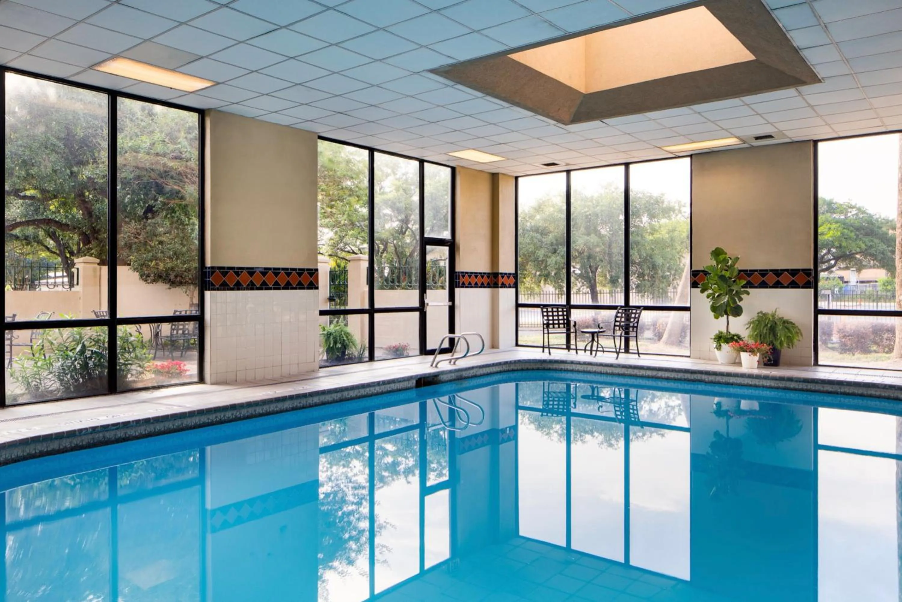 Swimming pool in Houston Marriott South at Hobby Airport