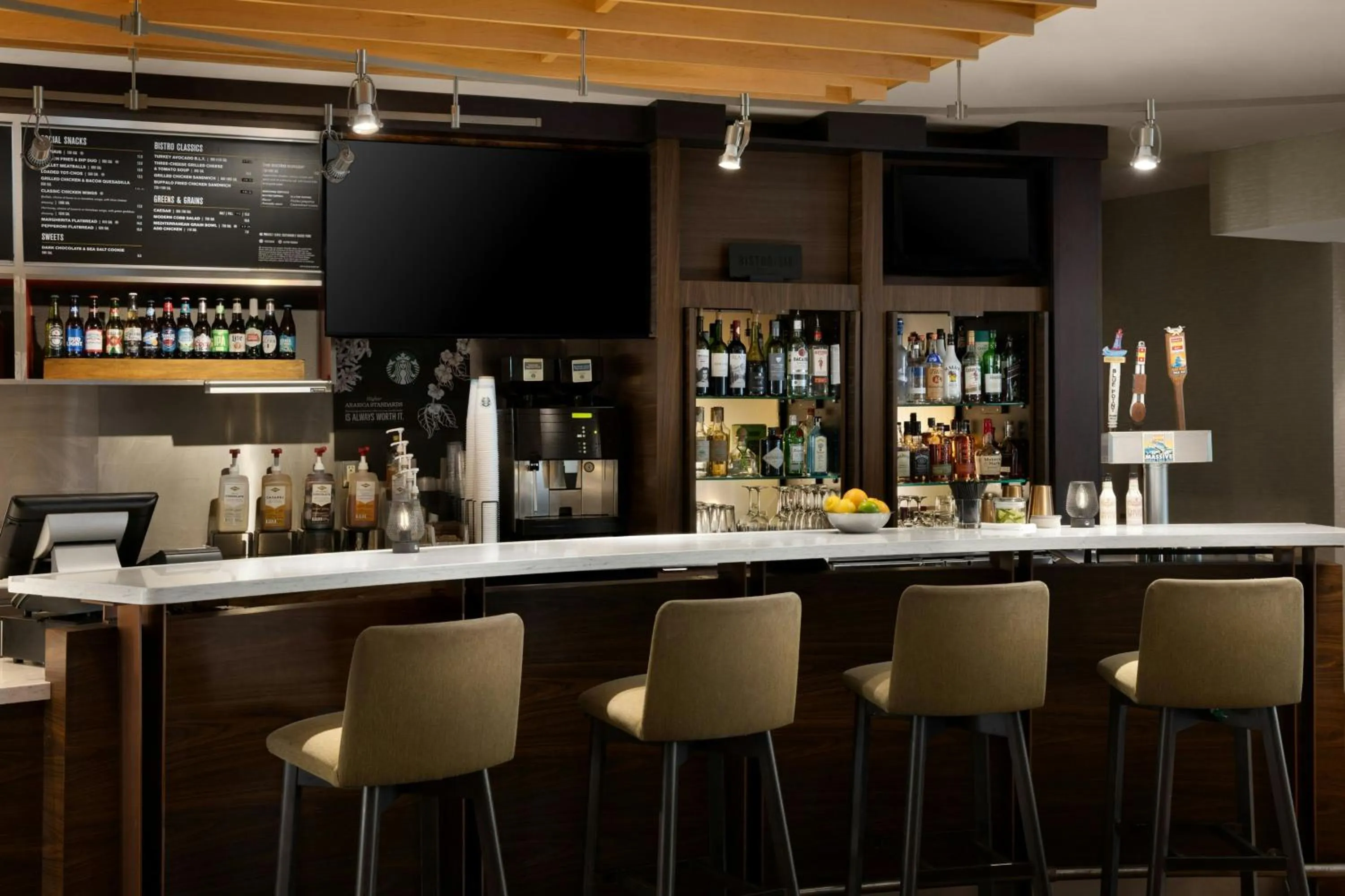 Lounge or bar in Courtyard Long Island MacArthur Airport