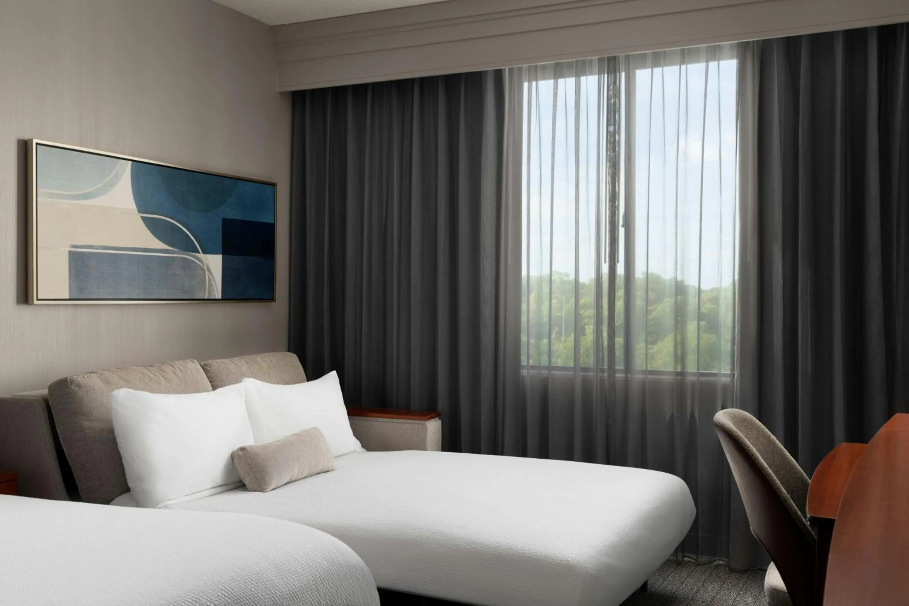 Photo of the whole room, Bed in Courtyard Long Island MacArthur Airport