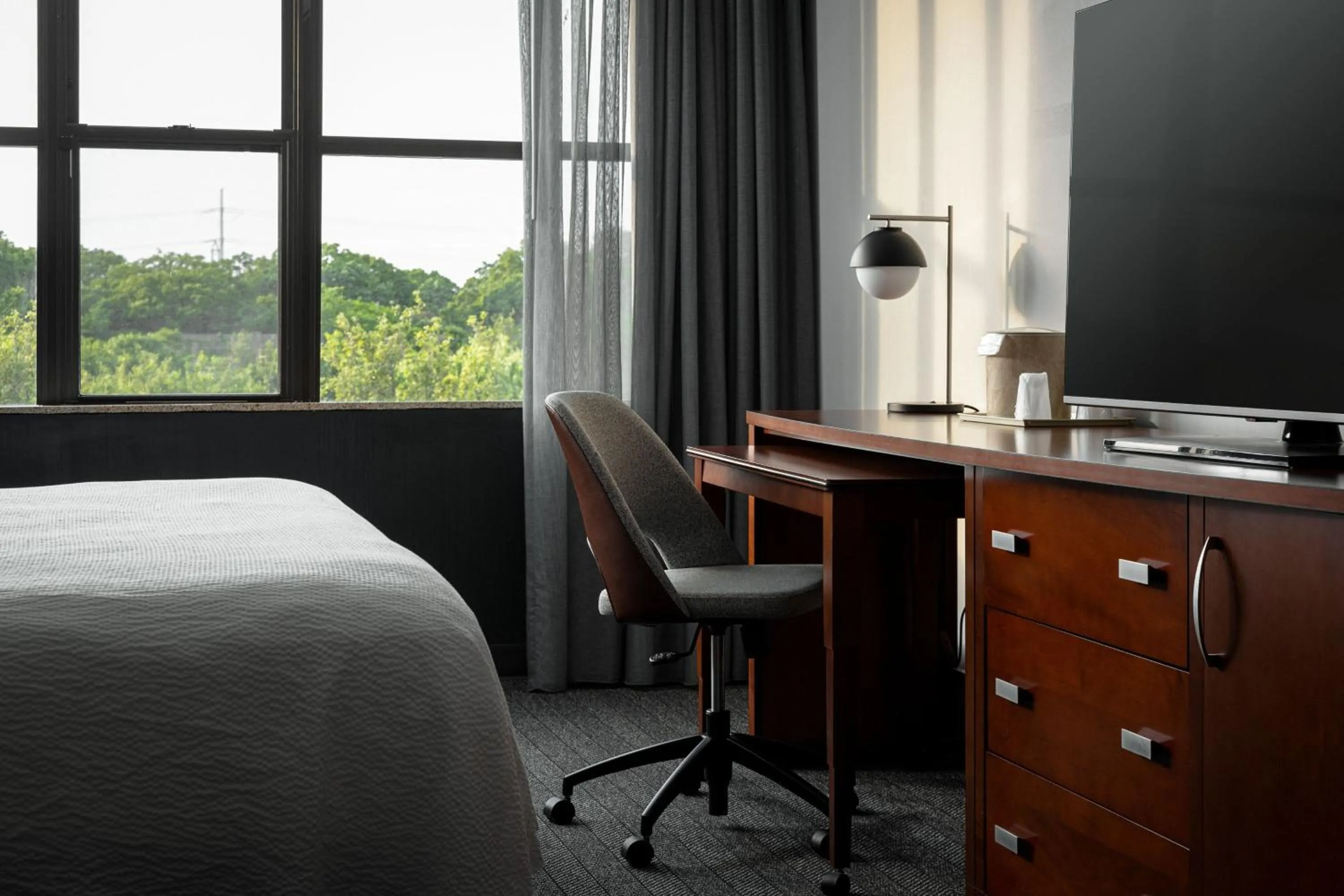 Photo of the whole room, Bed in Courtyard Long Island MacArthur Airport