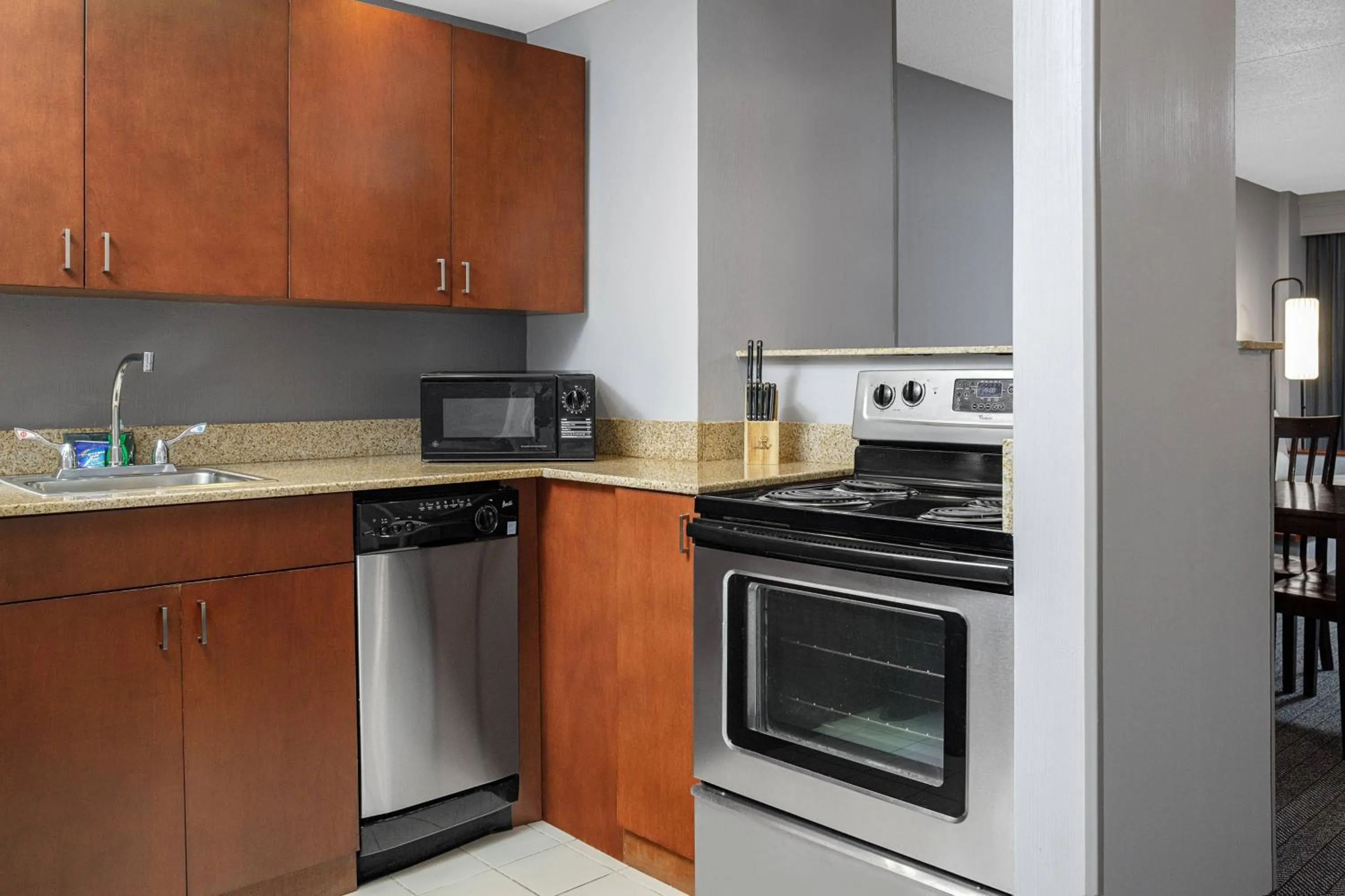 Bedroom in Courtyard Long Island MacArthur Airport