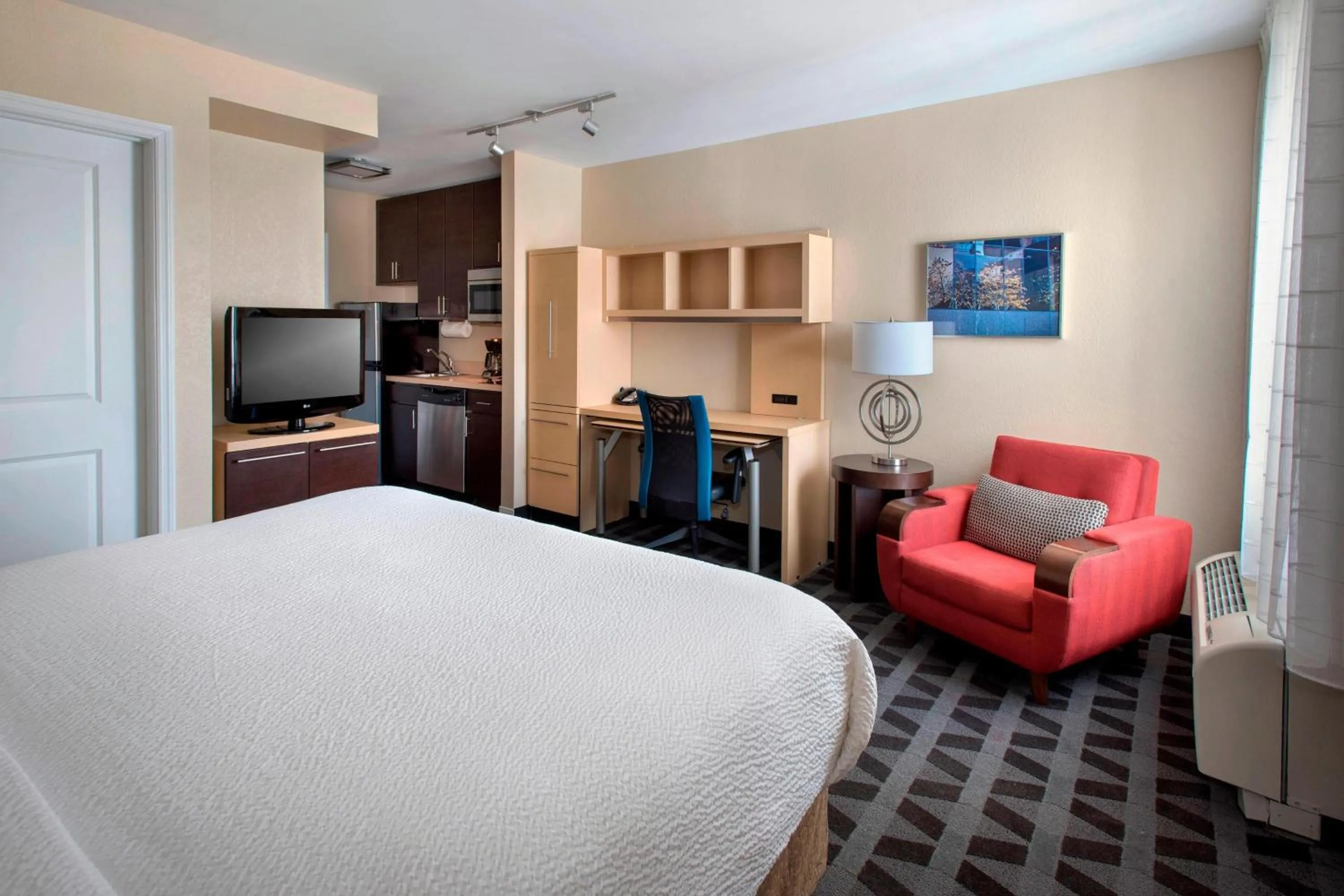 Photo of the whole room, Bed in TownePlace Suites Republic Airport Long Island Farmingdale