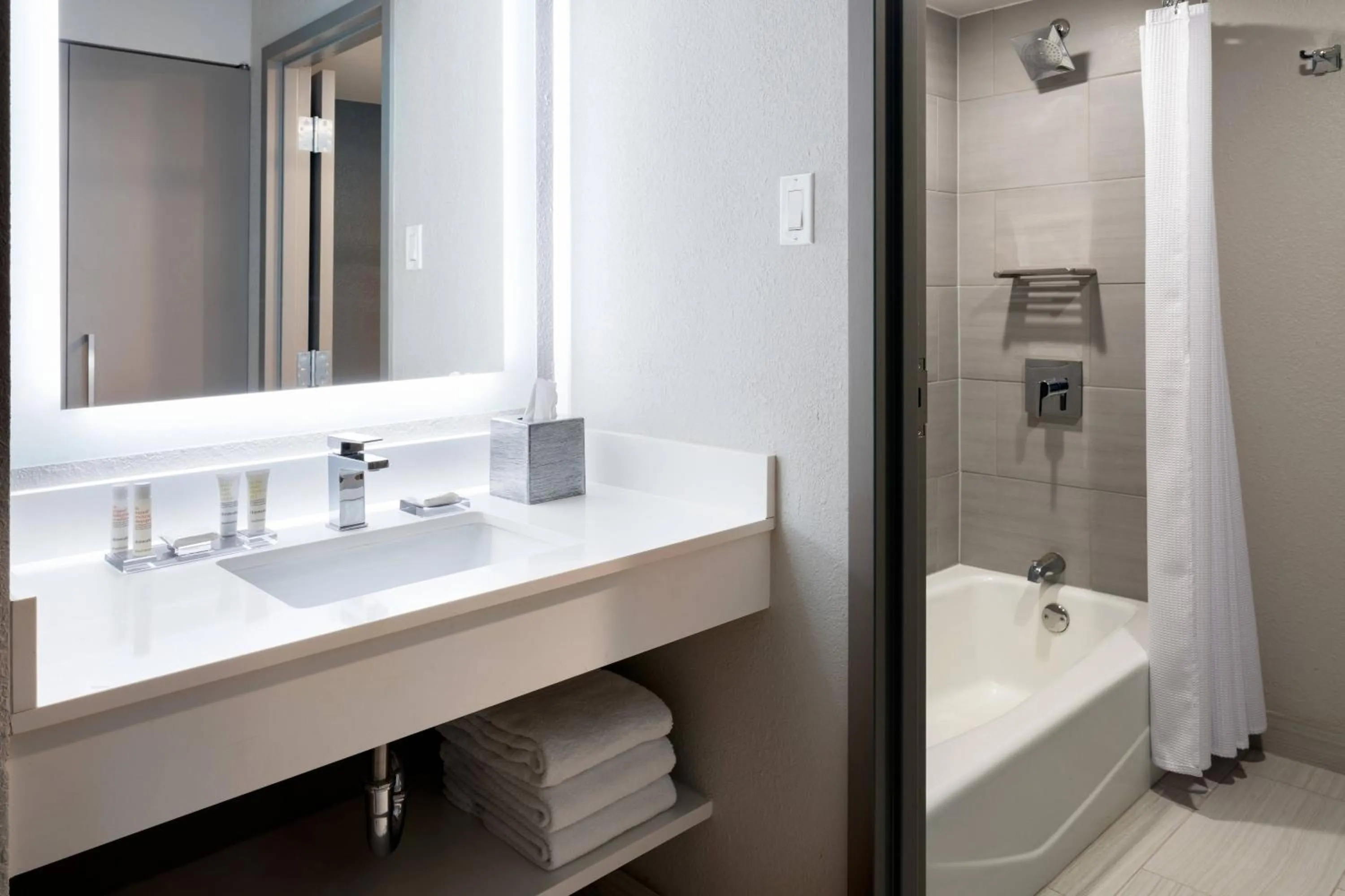 Bathroom in Marriott Jacksonville