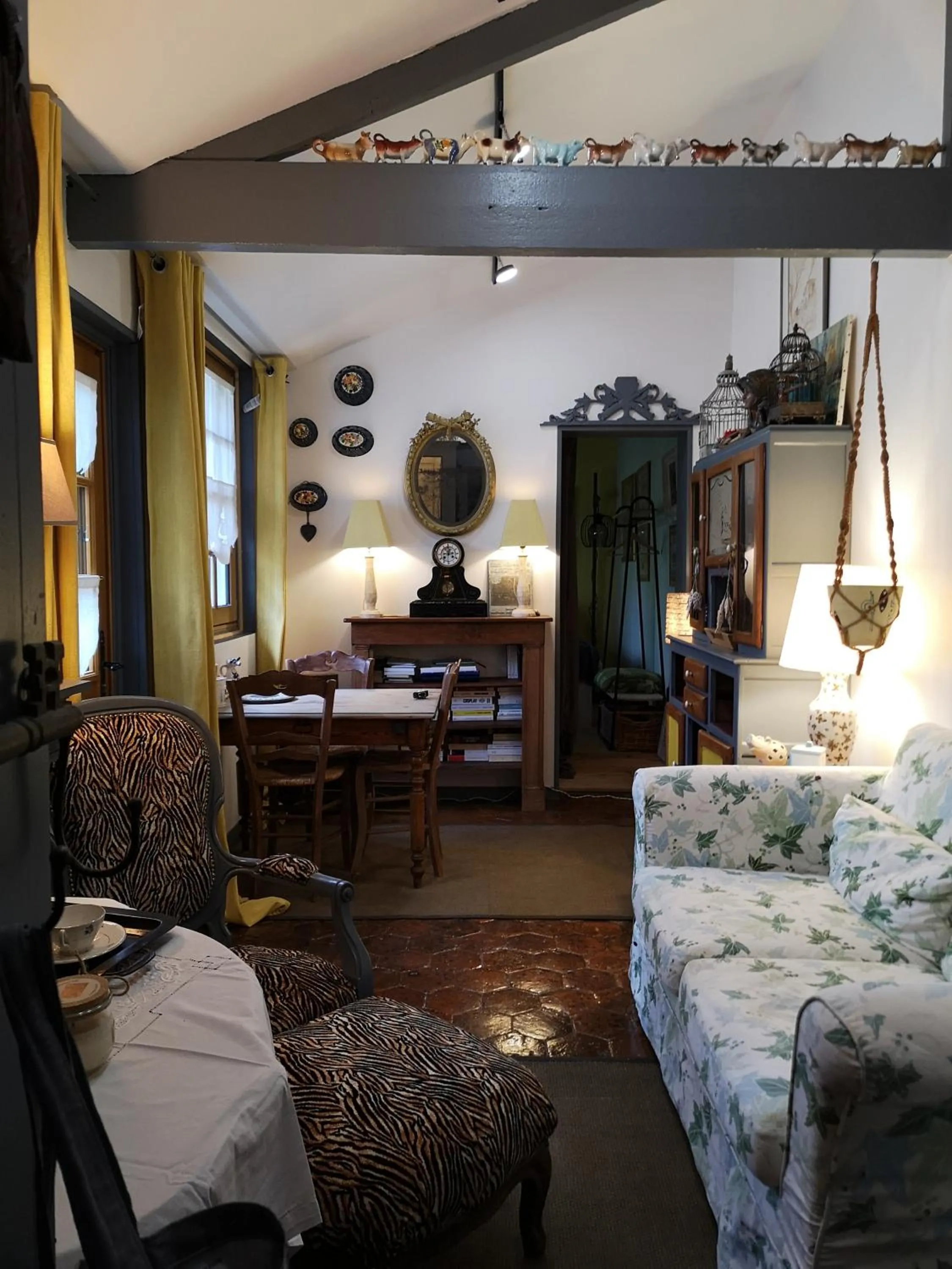 Seating area, Bed in Villa le Cloky