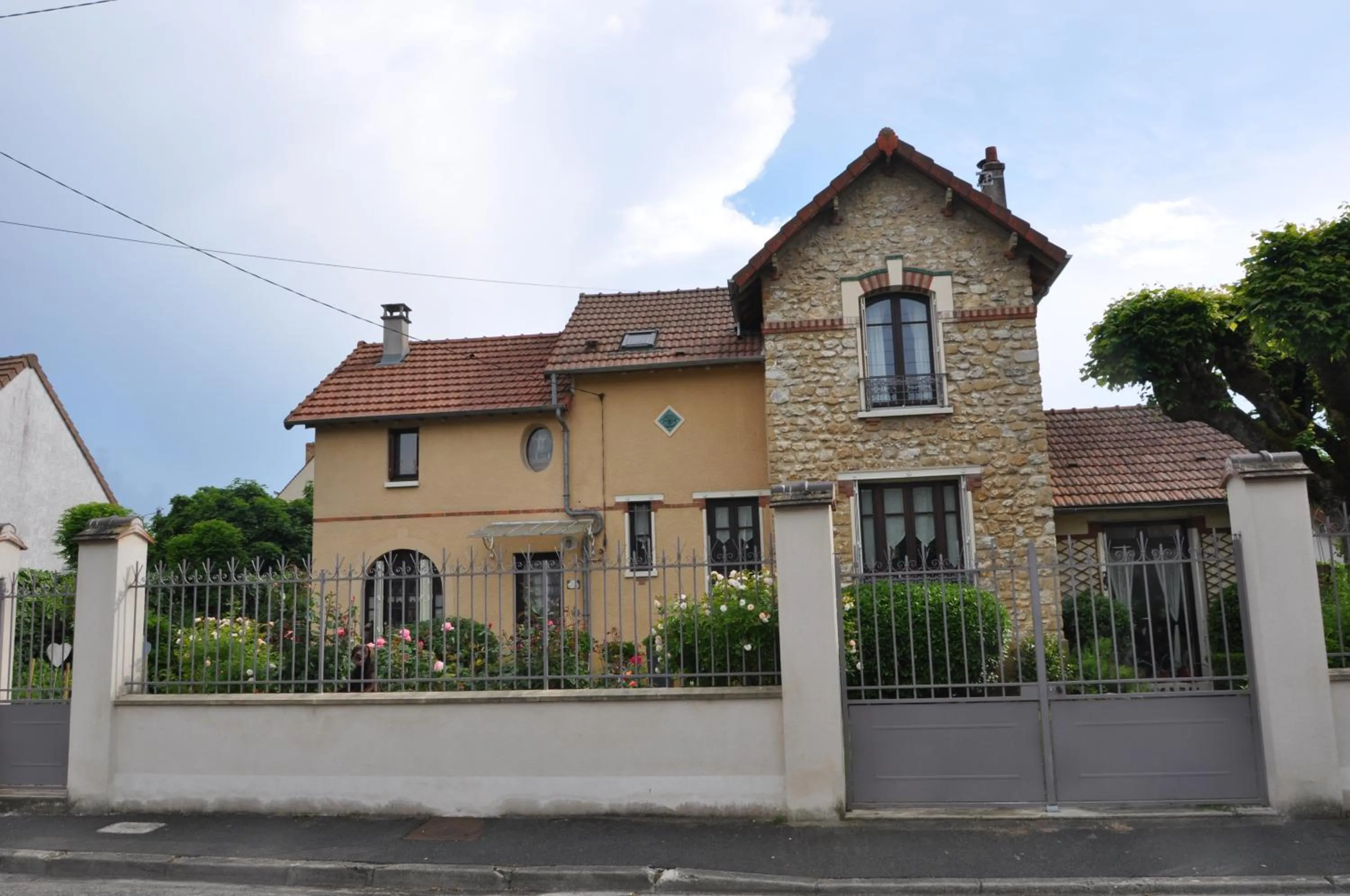 Property building in Villa le Cloky